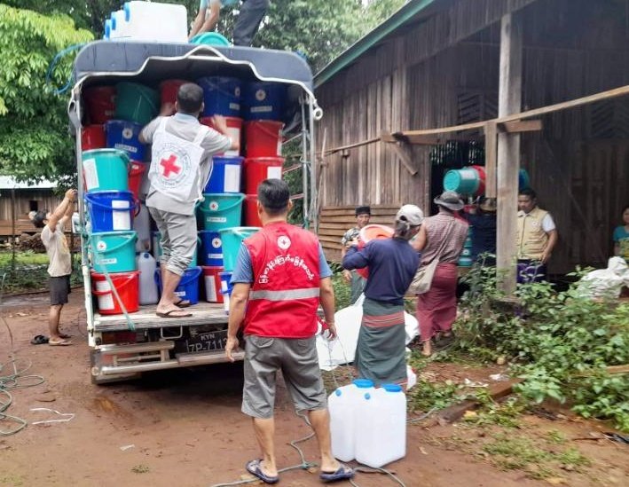 MyanmarRedCross's tweet photo. “We are not stopping to show our kindness to the people who had to leave their homes due to the conflicts.
In this week,we reached to #KayinState & provided #reliefitems sets for 150 displaced households ❤️
#Tarpaulin #JerryCan #HygineKit #DignityKit #MosquitoNet #Solarflashlight https://t.co/67tyj68RNp
