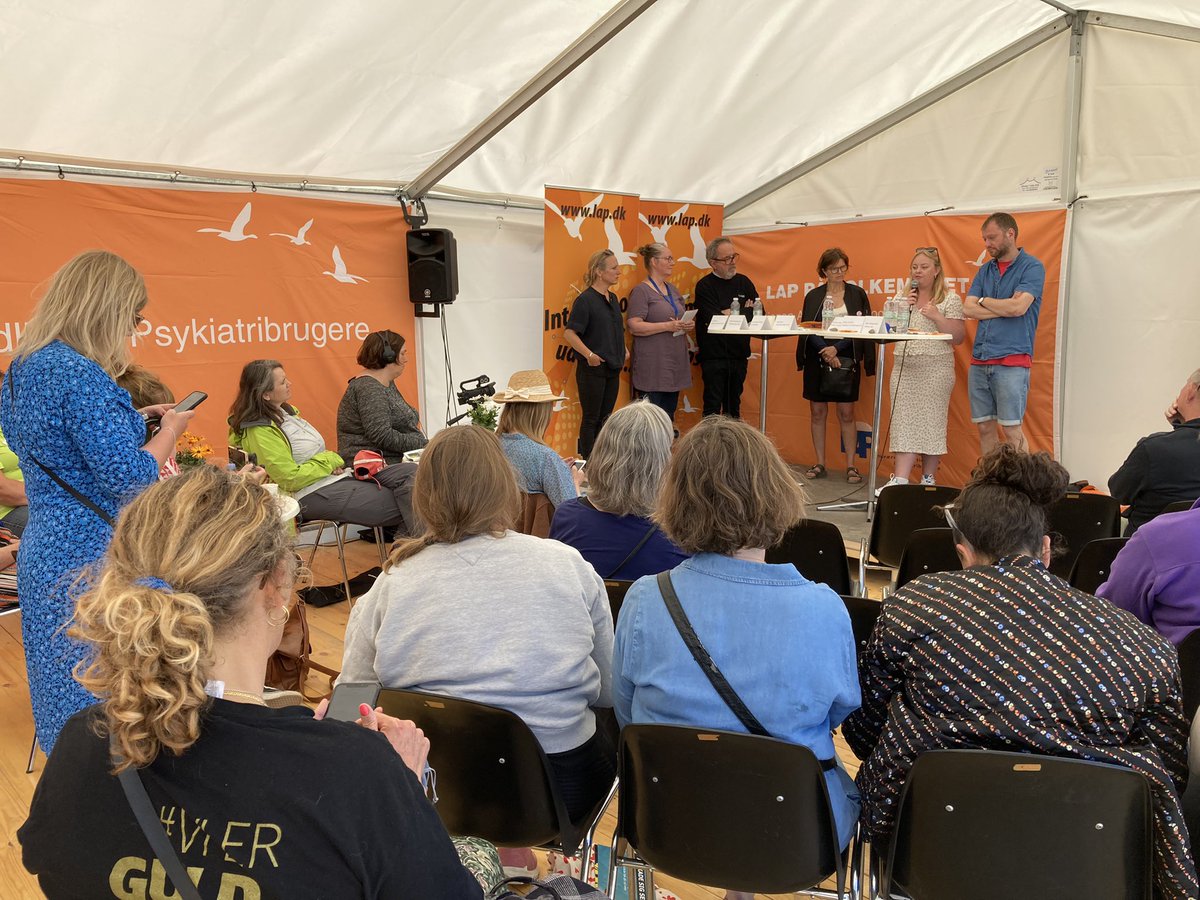 Dagens første debat på #fmdk er i gang. Psykiatrien bærer præg af beslutninger truffet hen over hovedet på brugerne. Der er brug for, at de deltager i udviklingen af psykiatrien, siger @kirawest1 hos <a href="/ForeningenSpor/">Landsforeningen Spor</a> og LAP. Kig forbi A38 til Rådets egen psykiatridebat kl. 14.