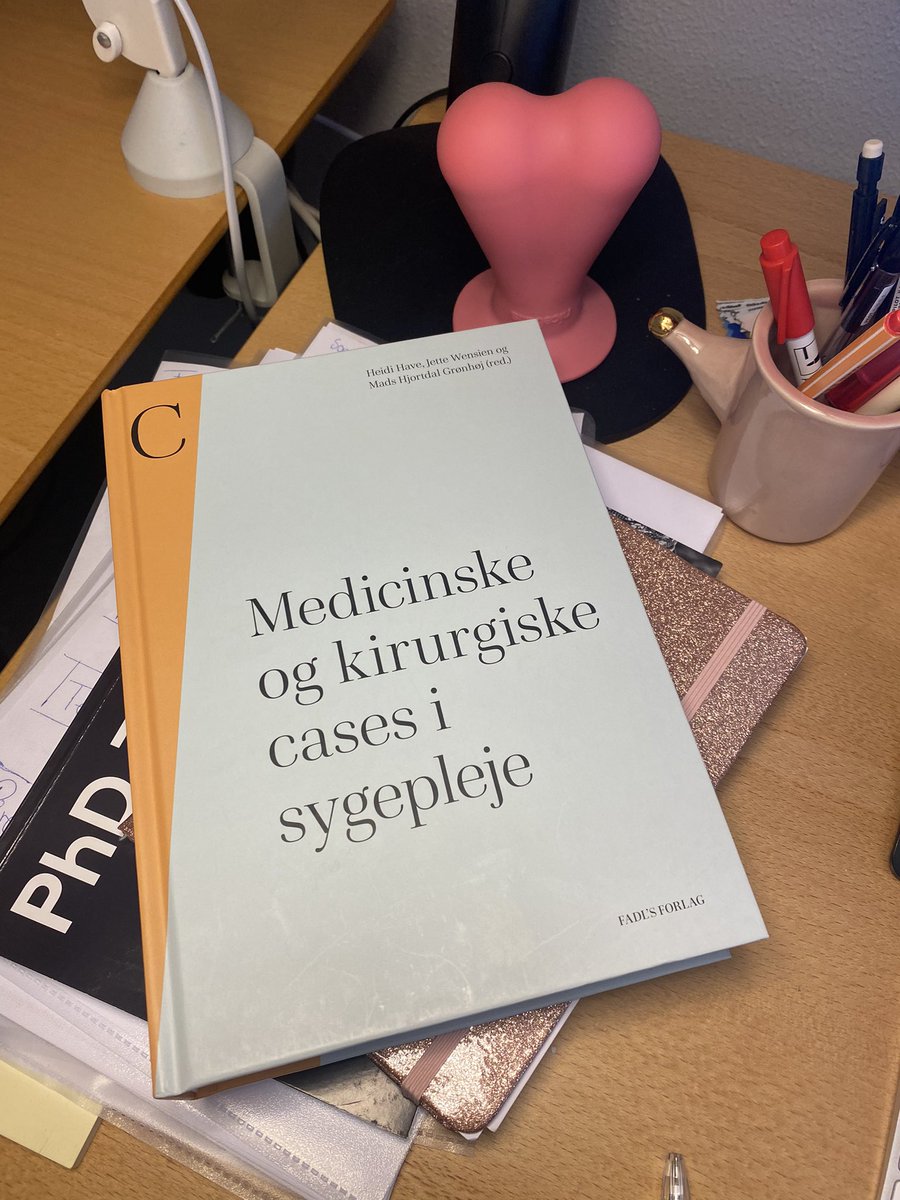 Man skal huske at dele de små succeser, så i dag giver jeg publikationskage - noget jeg lærte på Radiologisk Afdeling, hvor man virkelig forstod at fejre de små og store milepæle i forskningshverdagen 🥳 #suttebolsje #deldinsucces #sigdetmedkage #fadlsforlag <a href="/uro_OUH/">Department of Urology, Odense University Hospital</a>