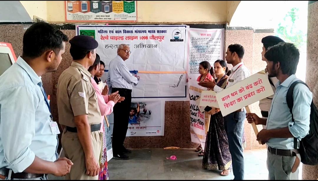 sumahender's tweet photo. #Ministry_of_Women_and_Child_Development 
(महिला एवं बाल विकास, भारत सरकार) 
#रेलवे_चाइल्ड_लाइन_1098_धौलपुर द्वारा बाल श्रम को रोकने के लिए हस्ताक्षर अभियान चलाया गया, एक प्रयास इस कुरीति के खिलाफ  #धौलपुर_रेलवे 
#Dholpur_Junction #Ministry_of_Railways #ashwinivaishnaw https://t.co/VZwijJeu8L