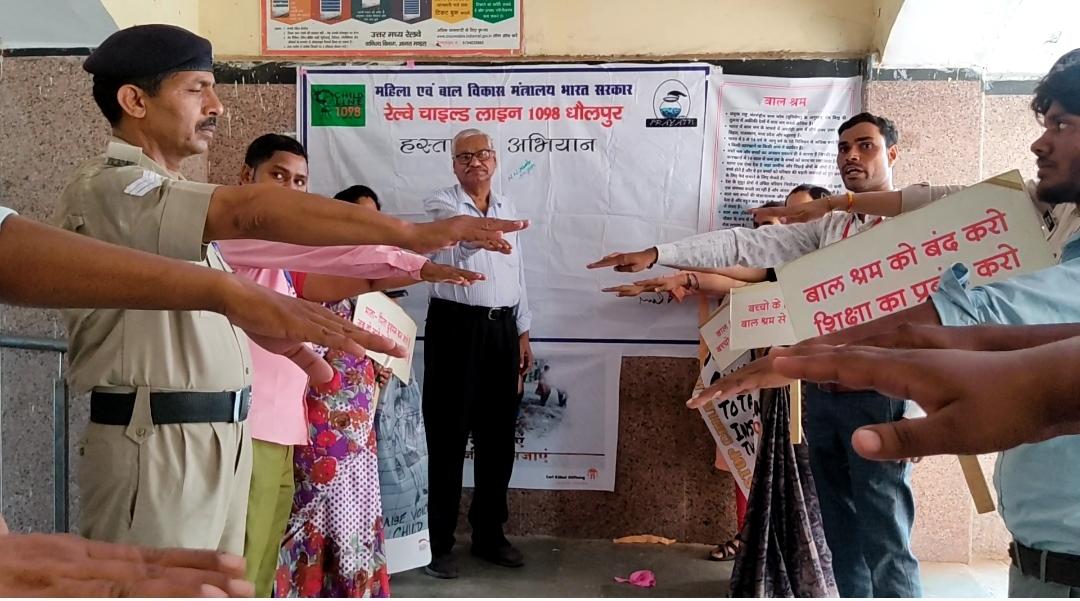 sumahender's tweet photo. #Ministry_of_Women_and_Child_Development 
(महिला एवं बाल विकास, भारत सरकार) 
#रेलवे_चाइल्ड_लाइन_1098_धौलपुर द्वारा बाल श्रम को रोकने के लिए हस्ताक्षर अभियान चलाया गया, एक प्रयास इस कुरीति के खिलाफ  #धौलपुर_रेलवे 
#Dholpur_Junction #Ministry_of_Railways #ashwinivaishnaw https://t.co/VZwijJeu8L