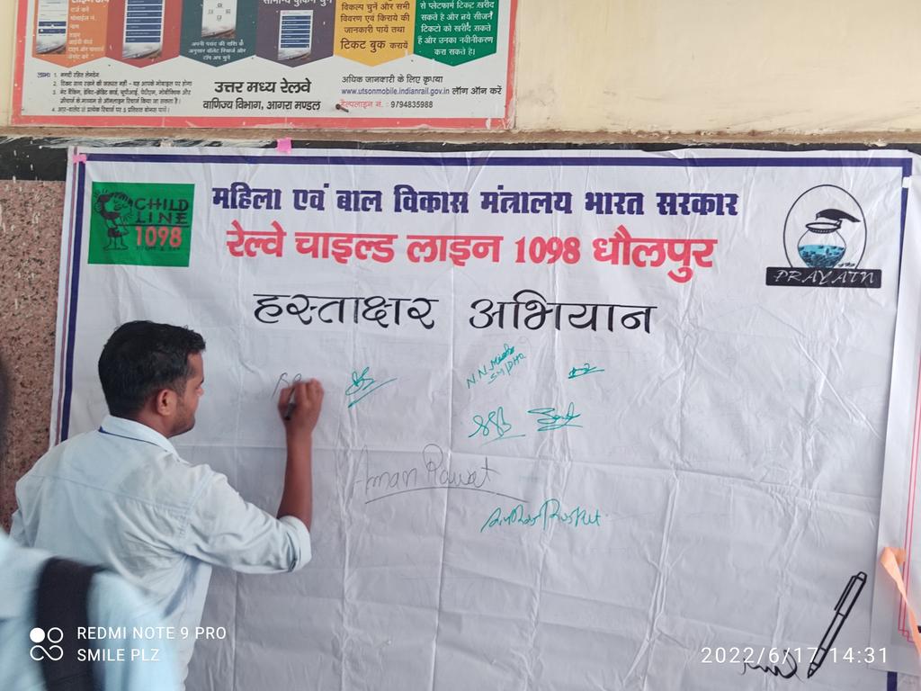 sumahender's tweet photo. #Ministry_of_Women_and_Child_Development 
(महिला एवं बाल विकास, भारत सरकार) 
#रेलवे_चाइल्ड_लाइन_1098_धौलपुर द्वारा बाल श्रम को रोकने के लिए हस्ताक्षर अभियान चलाया गया, एक प्रयास इस कुरीति के खिलाफ  #धौलपुर_रेलवे 
#Dholpur_Junction #Ministry_of_Railways #ashwinivaishnaw https://t.co/VZwijJeu8L