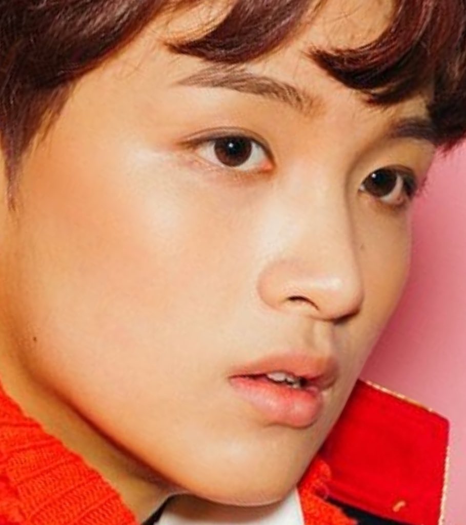 Ieemarkees's tweet photo. haechan in 2017 vs. 2022 https://t.co/WCoOlaZydw