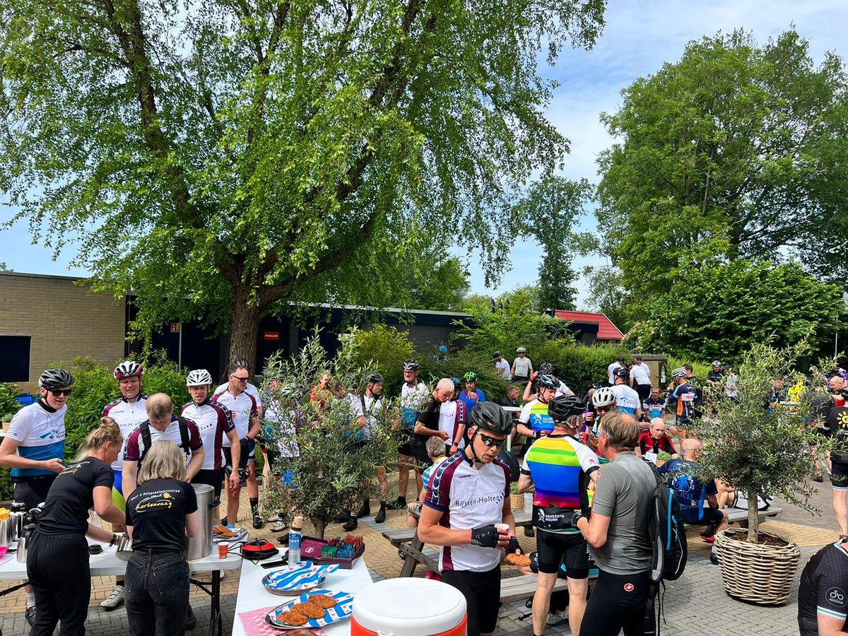 Danielle_Bkkrng's tweet photo. De pauzeplaats in #Kortezwaag wordt inmiddels goed benut. Hier worden de 95 & 125km deelnemers van de Ambtenaren Toertocht verwend met koffie / thee en wat lekkers ๐๐ผ
๐ erbij, heerlijk fietsweer!
Foto's met dank aan @daanbultje
#ATT22
#iedereeninbeweging
#samenbewegenisleuker https://t.co/S0HEslE02V
