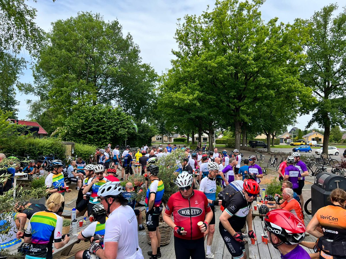 Danielle_Bkkrng's tweet photo. De pauzeplaats in #Kortezwaag wordt inmiddels goed benut. Hier worden de 95 & 125km deelnemers van de Ambtenaren Toertocht verwend met koffie / thee en wat lekkers ๐๐ผ
๐ erbij, heerlijk fietsweer!
Foto's met dank aan @daanbultje
#ATT22
#iedereeninbeweging
#samenbewegenisleuker https://t.co/S0HEslE02V