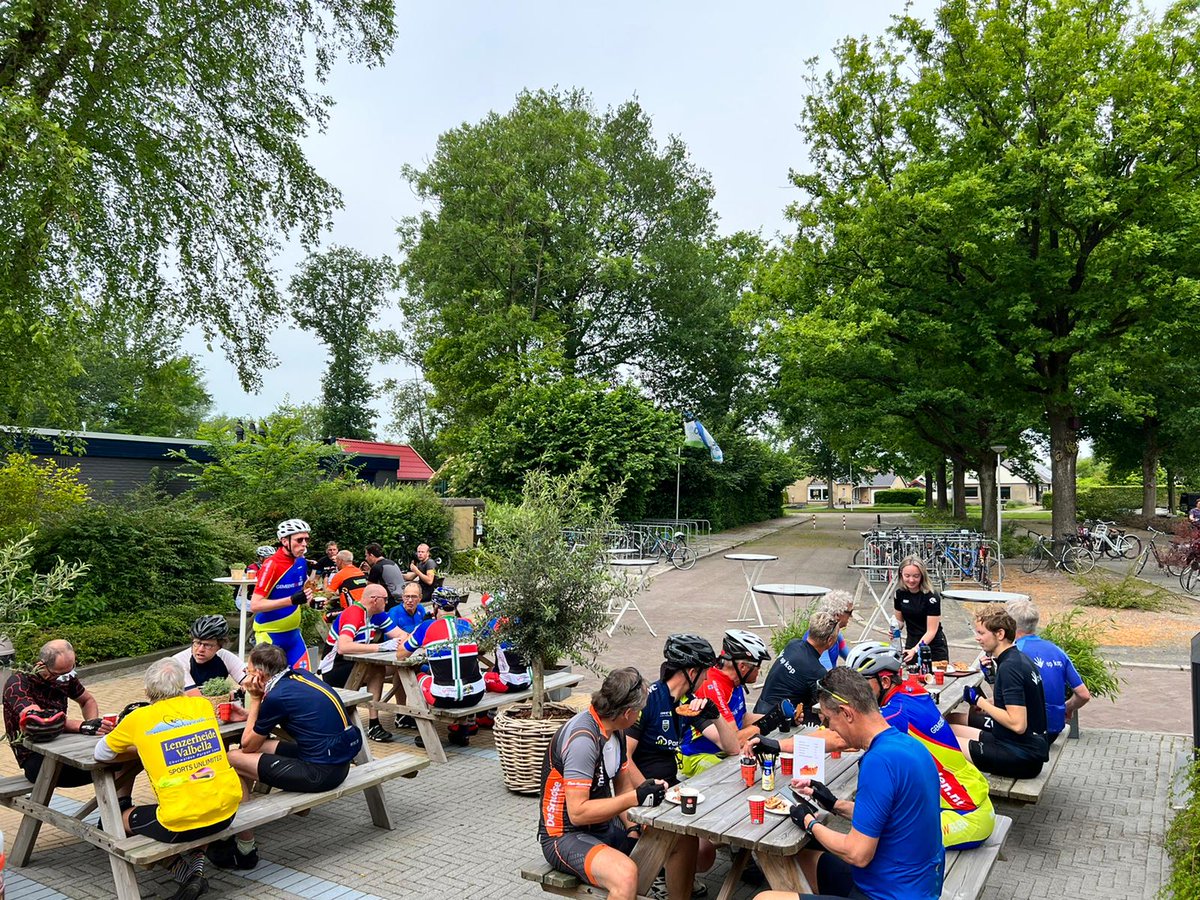 Danielle_Bkkrng's tweet photo. De pauzeplaats in #Kortezwaag wordt inmiddels goed benut. Hier worden de 95 & 125km deelnemers van de Ambtenaren Toertocht verwend met koffie / thee en wat lekkers ๐๐ผ
๐ erbij, heerlijk fietsweer!
Foto's met dank aan @daanbultje
#ATT22
#iedereeninbeweging
#samenbewegenisleuker https://t.co/S0HEslE02V