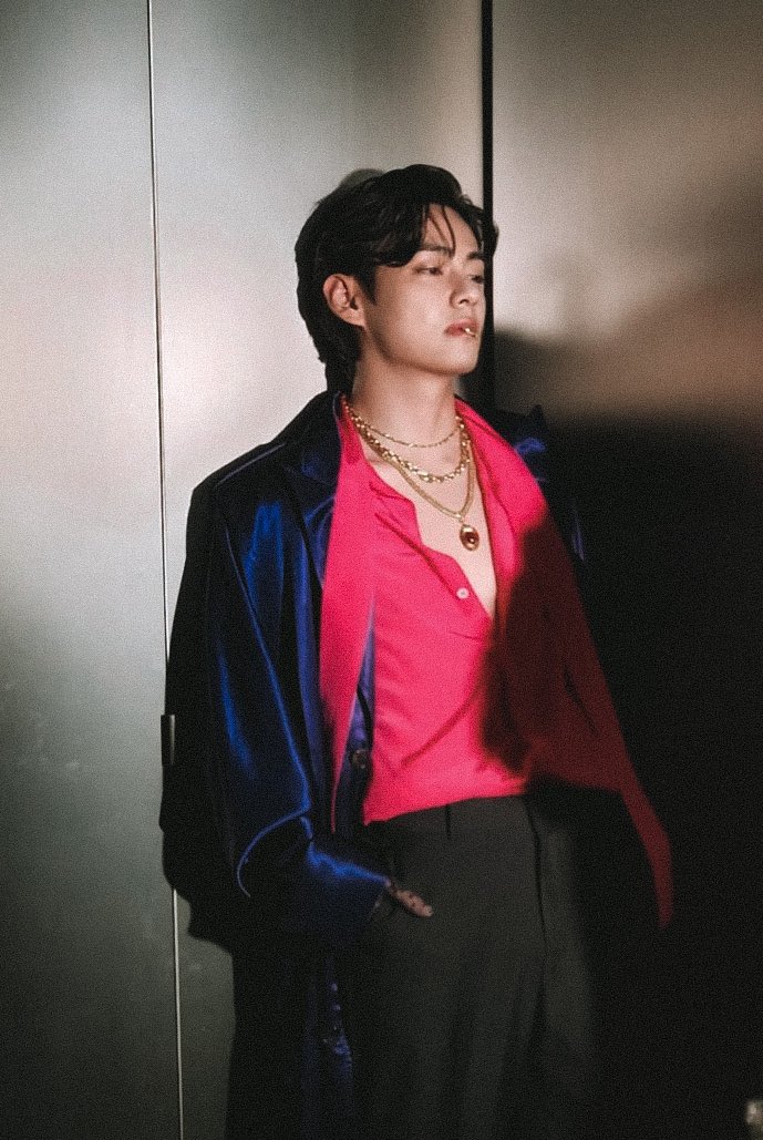 taeteland's tweet photo. taehyung, let me breathe https://t.co/Vk7ofqOuUE