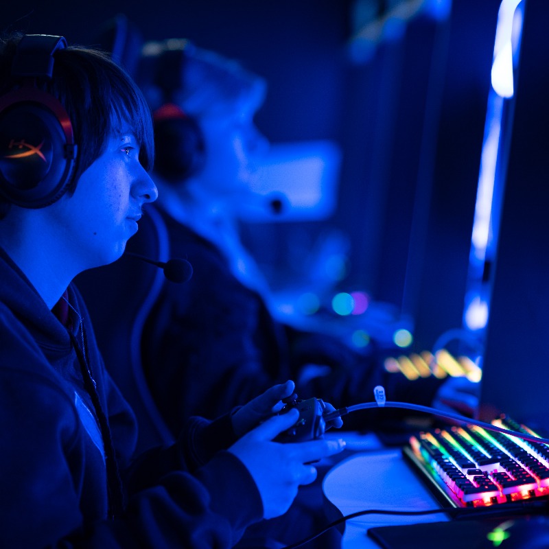 NU_Foundation's tweet photo. We're getting the next generation ready for a digital future from our esports arena 🖥️🕹️🎮

Equipped with state-of-the-art tech, our esports BTEC course is leading the way in eSTEM learning with @HarrisonCentre and @NCLCollege 🙌