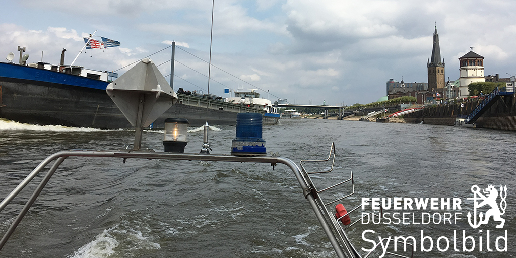 BFDuesseldorf's tweet photo. Schwimmen im #Rhein ist lebensgefährlich. Auch wenn das kühle Nass am #Wochenende lockt, bereits in diesem Jahr kam für 2 Menschen jede Hilfe zu spät. In 2022 bereits 17 Mal der #EinsatzfuerDuesseldorf zu Personenrettung auf dem Rhein.
Mehr dazu hier⤵️
https://t.co/YeBnurqO51 https://t.co/2DgeKE1gyF