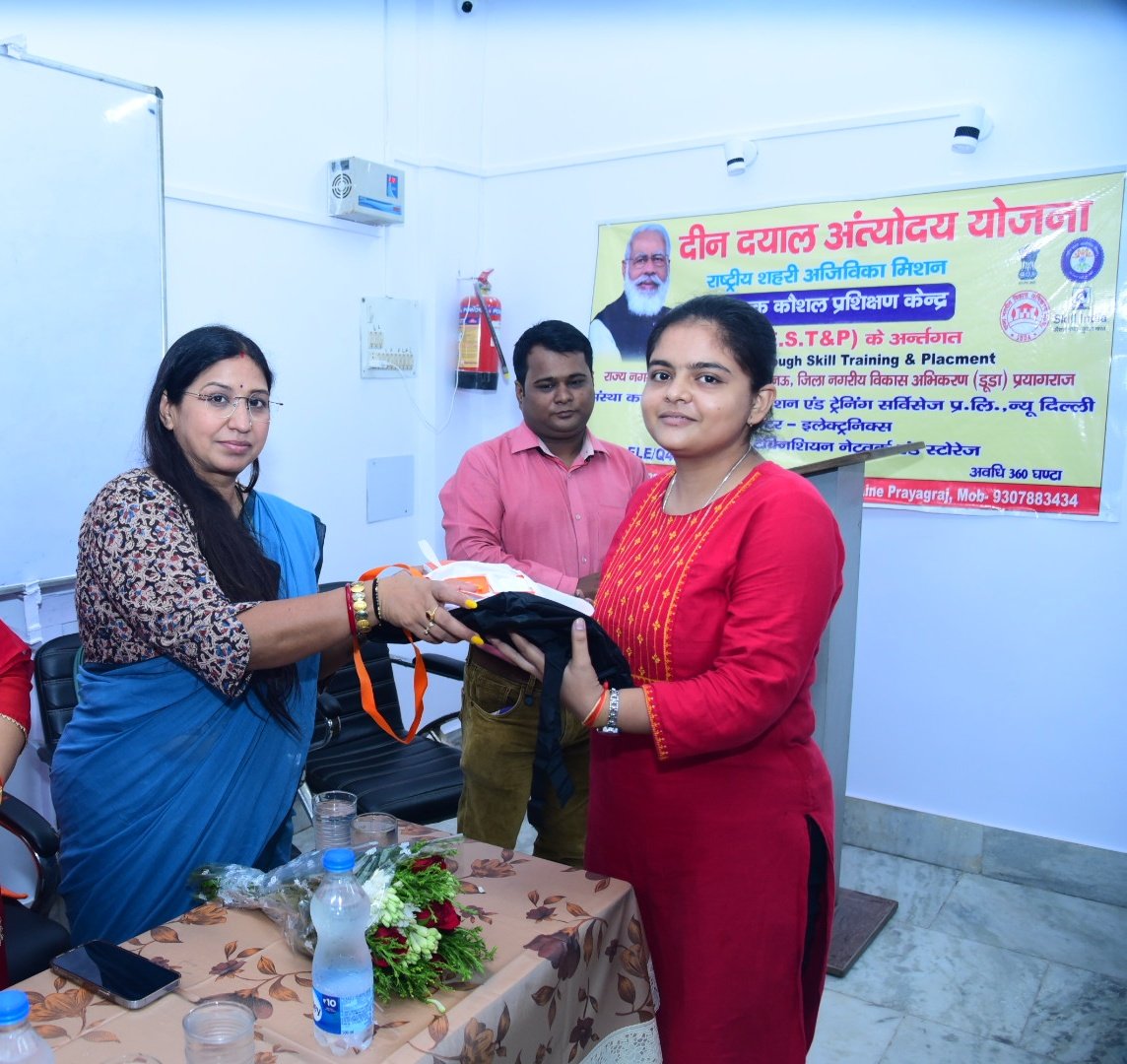 AbhilashaBJP's tweet photo. दीनदयाल अंत्योदय योजना के तहत राष्ट्रीय शहरी आजीविका मिशन के अंतर्गत निशुल्क कौशल प्रशिक्षण केंद्र के ग्रास एजुकेशन एण्ड ट्रेनिंग सेंटर में मुख्य अतिथि के रूप सम्मिलित हुई एवं छात्र-छात्राओं को किट वितरित किया। https://t.co/PfVxifBkW1