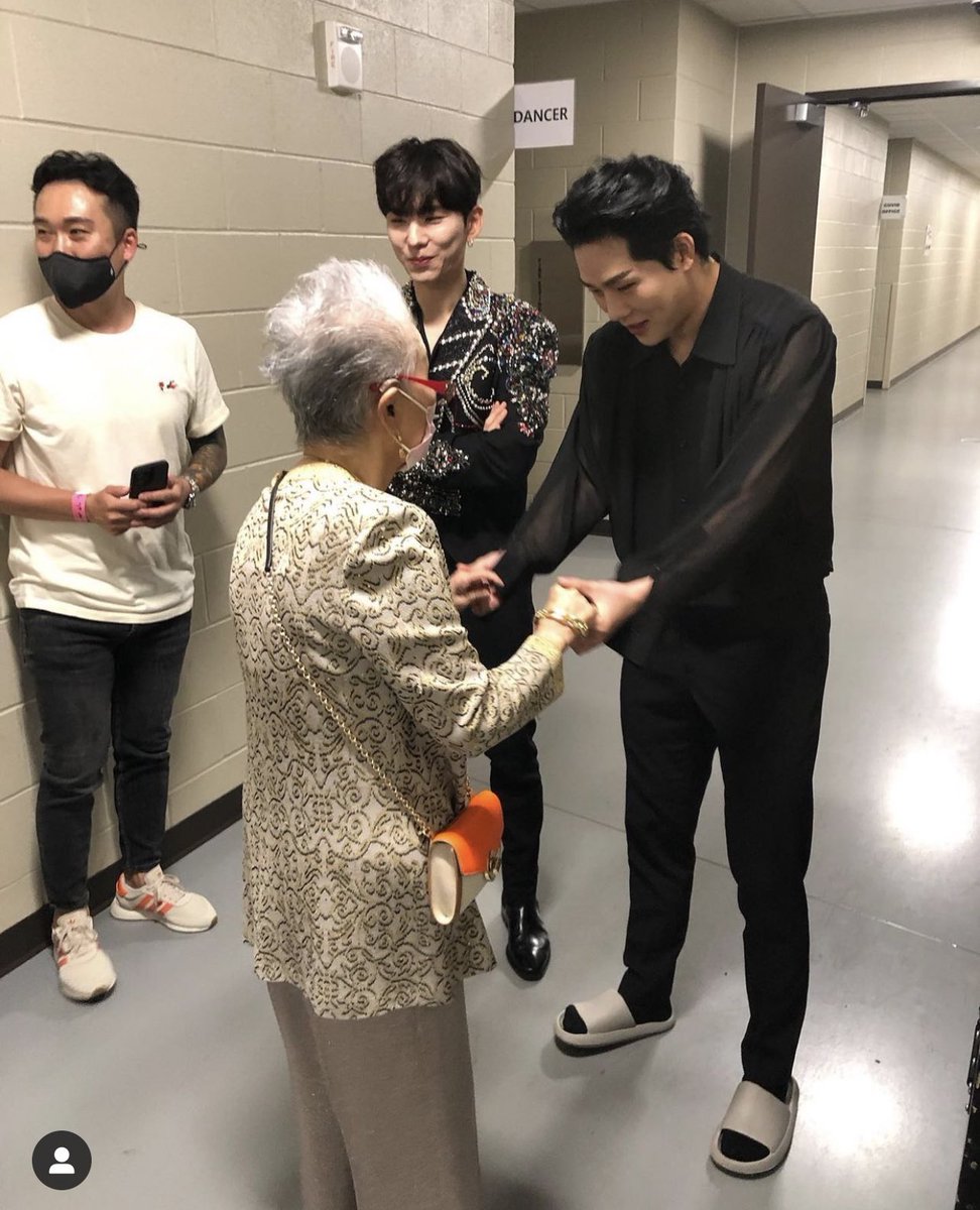 jooheonspace's tweet photo. Aww, Kihyun’s relative (idk if it’s his grandmom or great auntie) really likes Jooheon and asked if she could take a picture with him ♡ in the caption, it says “watch the way she struts to go get her man in the video. @/joohoneywalker is such a gentleman” 🥺 #주헌 #기현 https://t.co/CX2E0AXspr