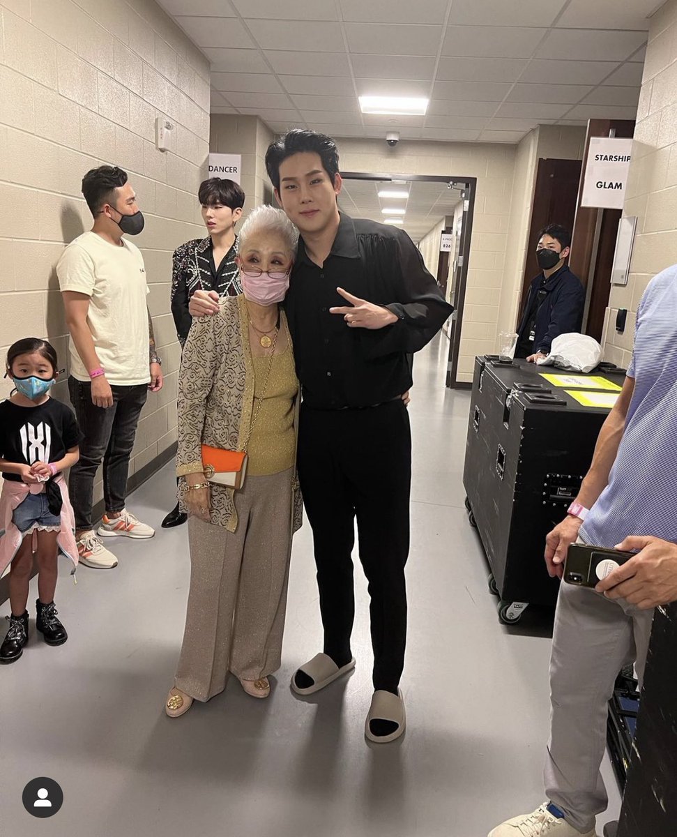 jooheonspace's tweet photo. Aww, Kihyun’s relative (idk if it’s his grandmom or great auntie) really likes Jooheon and asked if she could take a picture with him ♡ in the caption, it says “watch the way she struts to go get her man in the video. @/joohoneywalker is such a gentleman” 🥺 #주헌 #기현 https://t.co/CX2E0AXspr