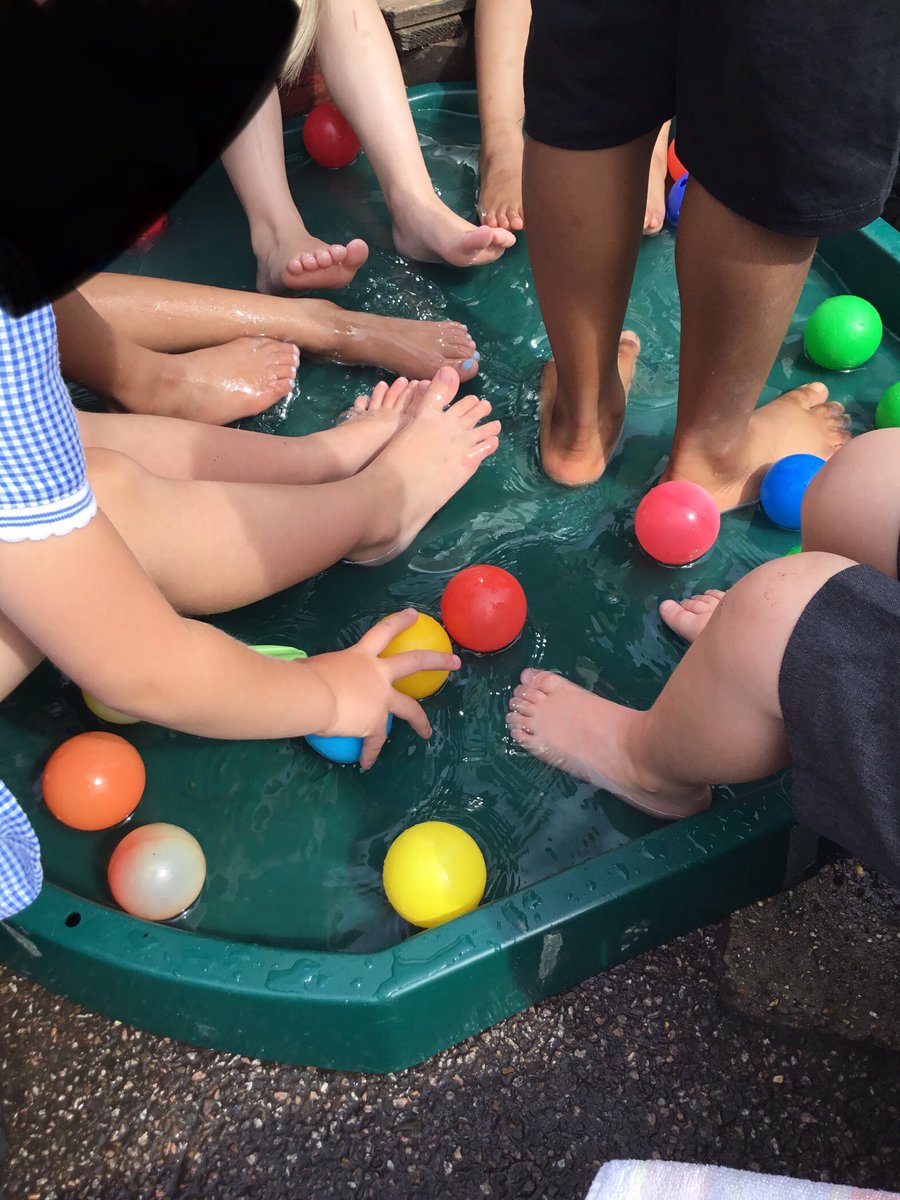 EYFSAveleyPrim1's tweet photo. This is how we keep cool in Reception @EYFSAveleyPrim1 https://t.co/Tjjwta0YeJ