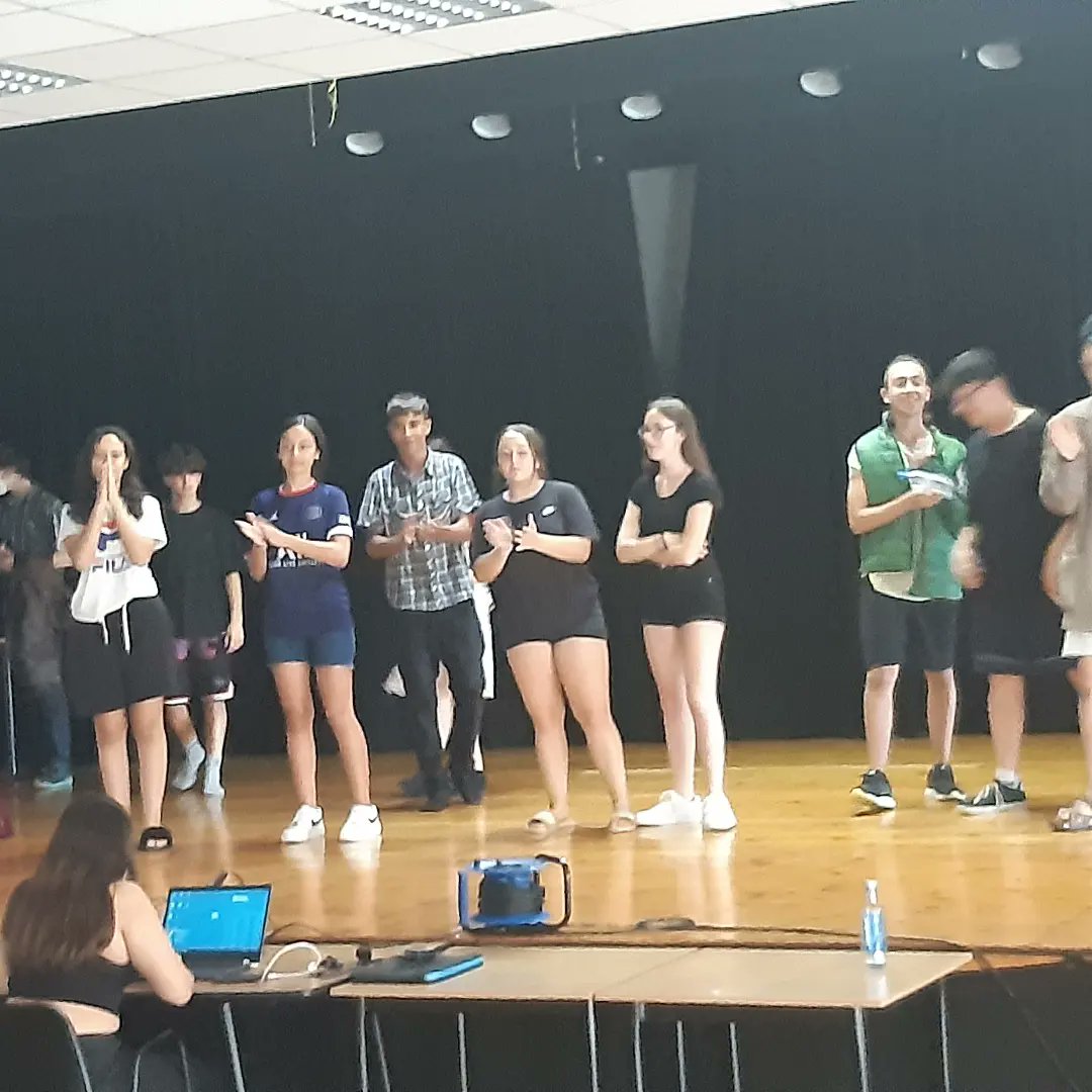 institutmvm's tweet photo. Ahir els nostres alumnes de 3rESO de l'@institutmvm van estrenar Roman y Violeta, una adaptació de la peça De Shakespeare; ambientada en un poblet en ple final de la Guerra Civil. Hem comptat  amb l’assistència d’una de les protagonistes de la història: la senyora Cèlia Guarràn. https://t.co/nGn3DRsAFI