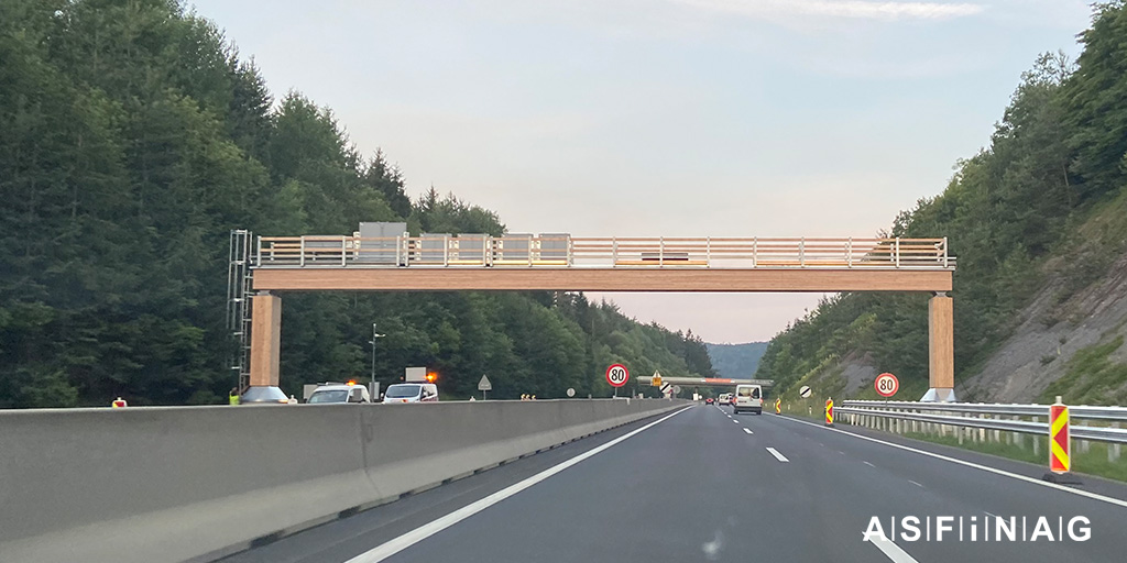 Die europaweit 1. Verkehrszeichenbrücke aus Holz haben wir Dienstagnacht auf der Süd Autobahn nahe Völkermarkt-Ost aufgestellt. 🌲 Die fast 30 Meter lange Konstruktion besteht zu 75% aus heimischem Fichten- und Lärchenholz. Damit sparen wir 35 Tonnen CO2 ein. 💪
#nachhaltigkeit