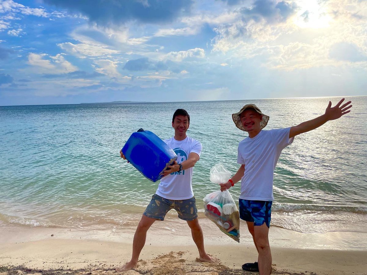 hide26earth's tweet photo. 西表島で相棒とのサンライズアースクリーン🌎彼と出会ってなかったら、ここまで継続してなかったかもしれないし、石垣島に漂着するペットボトルは山に埋め立てられ続けていたかもしれない。
#UPDRIFT https://t.co/PMoDuN0YvG