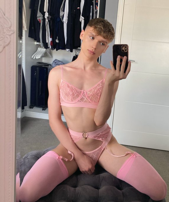 ? boy in pink ? https://t.co/UJQjymcVeV