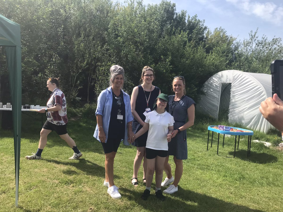 HT_forest's tweet photo. It’s World Picnic Day here at Hawthorns School.  Everyone is having a great time enjoying their sandwiches in the Sun and playing with their friends from other classes. 😀🥪#30dayswild @WildlifeTrusts @EcoSchools @HawthornsTweets @newbridgegroup @CLOtC @Hawthorns_PE @tamesidessp https://t.co/WvL9bwWCi9