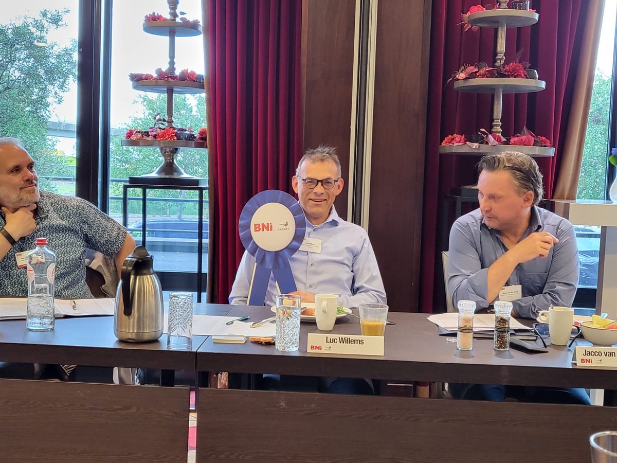 Luc_Willems's tweet photo. Wat leuk.. blauwe badge BNI Fazant… .. geven loont, echt wel! https://t.co/wFLzvdFoDh
