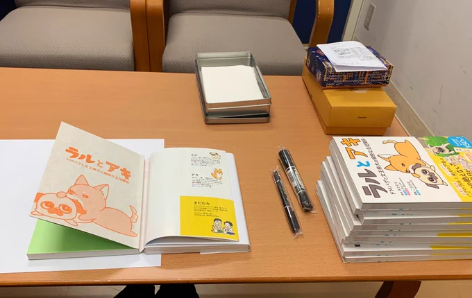 そして、紀伊國屋書店グランフロント大阪店さんに本を見に行き店員さんとお話ししたら、急遽場を用意してくださりサイン本大会してきました✌️(た、楽しかった...!)
※配送、取り置きは不可なので、ぜひ現地でお手に取ってもらえると嬉しいですーー!!一人一冊でっす! 