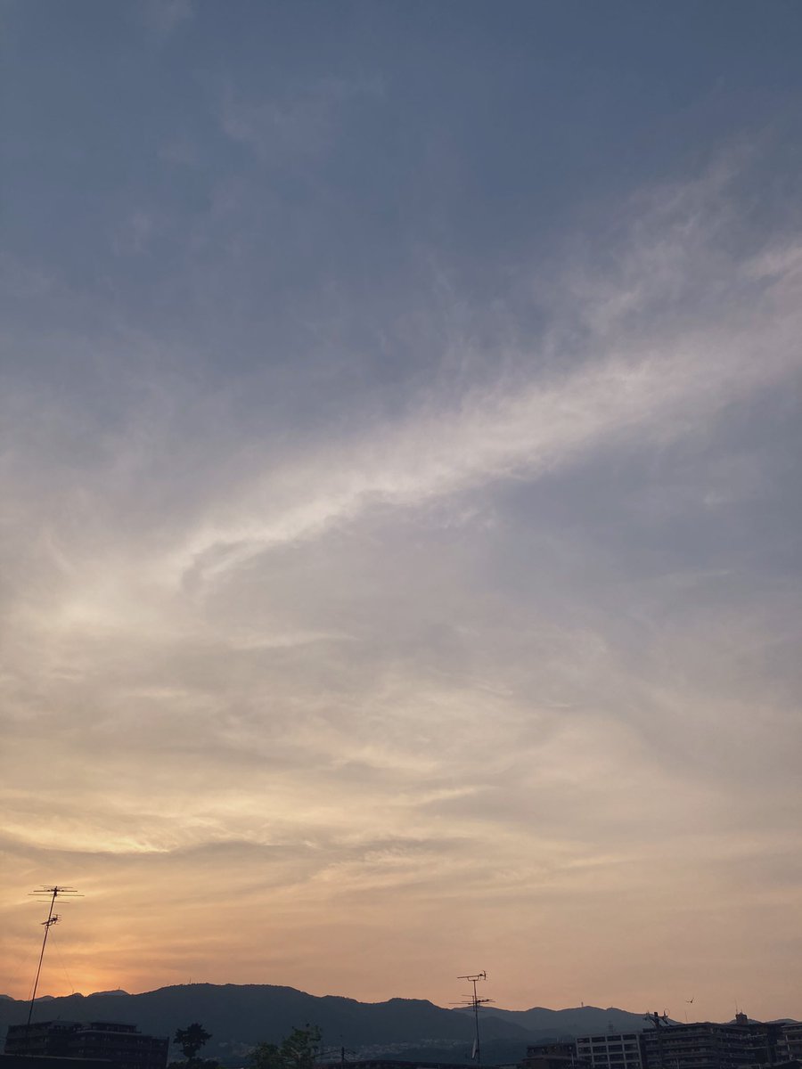 Daisuke64600510's tweet photo. ＃いまそら
＃兵庫県西宮市
＃夕暮れの六甲山
＃R171西宮側
＃前略歩道橋の上で
今宵の一曲😅
＃Cubic22 
＃NightInMotion (TOTP) 
https://t.co/sBF3QCLSyT @YouTube
PM18時半過ぎ帰宅途中スマホ画像🏃‍♂️💦
この梅雨入りした時期
関西で夕暮れが撮れるとは…
曲はかなりバブリーですが😅
今聴いてる🌻 https://t.co/V1wl9ZQz42