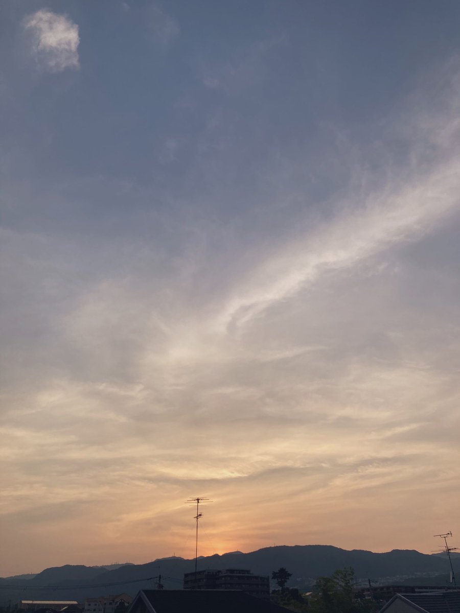 Daisuke64600510's tweet photo. ＃いまそら
＃兵庫県西宮市
＃夕暮れの六甲山
＃R171西宮側
＃前略歩道橋の上で
今宵の一曲😅
＃Cubic22 
＃NightInMotion (TOTP) 
https://t.co/sBF3QCLSyT @YouTube
PM18時半過ぎ帰宅途中スマホ画像🏃‍♂️💦
この梅雨入りした時期
関西で夕暮れが撮れるとは…
曲はかなりバブリーですが😅
今聴いてる🌻 https://t.co/V1wl9ZQz42