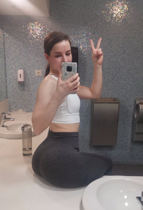 I always forget to post my casual stuff here. 🤭 Here is a gym selfie I took a few days ago! https://t