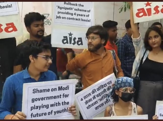BeAwareIndia2's tweet photo. Political parties and youth wings instigating violent mobs

1. AISA
2. CYSS - AAP
3. RJD
4. Youth RJD

#AgnipathScheme #Agnipath #AgnipathRecruitmentScheme https://t.co/GHsjzPrF7n