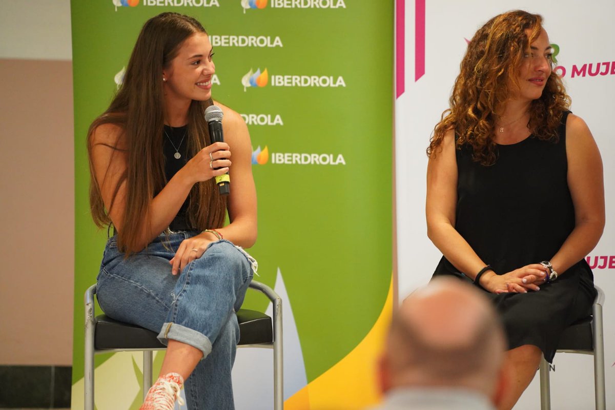 🎙️ ¡<a href="/PaulaArcos10/">Paula Arcos</a>, ponente de excepción en el Foro del <a href="/Tour_UM/">Tour Universo Mujer</a> de <a href="/iberdrola/">Iberdrola</a>! 💚

🗣️ Distendida charla con una de nuestras #Guerreras🇪🇸 para visibilizar el deporte femenino y compartir experiencias

📸 José Luis Fernández

#TourUniversoMujer #SheLovesHandball