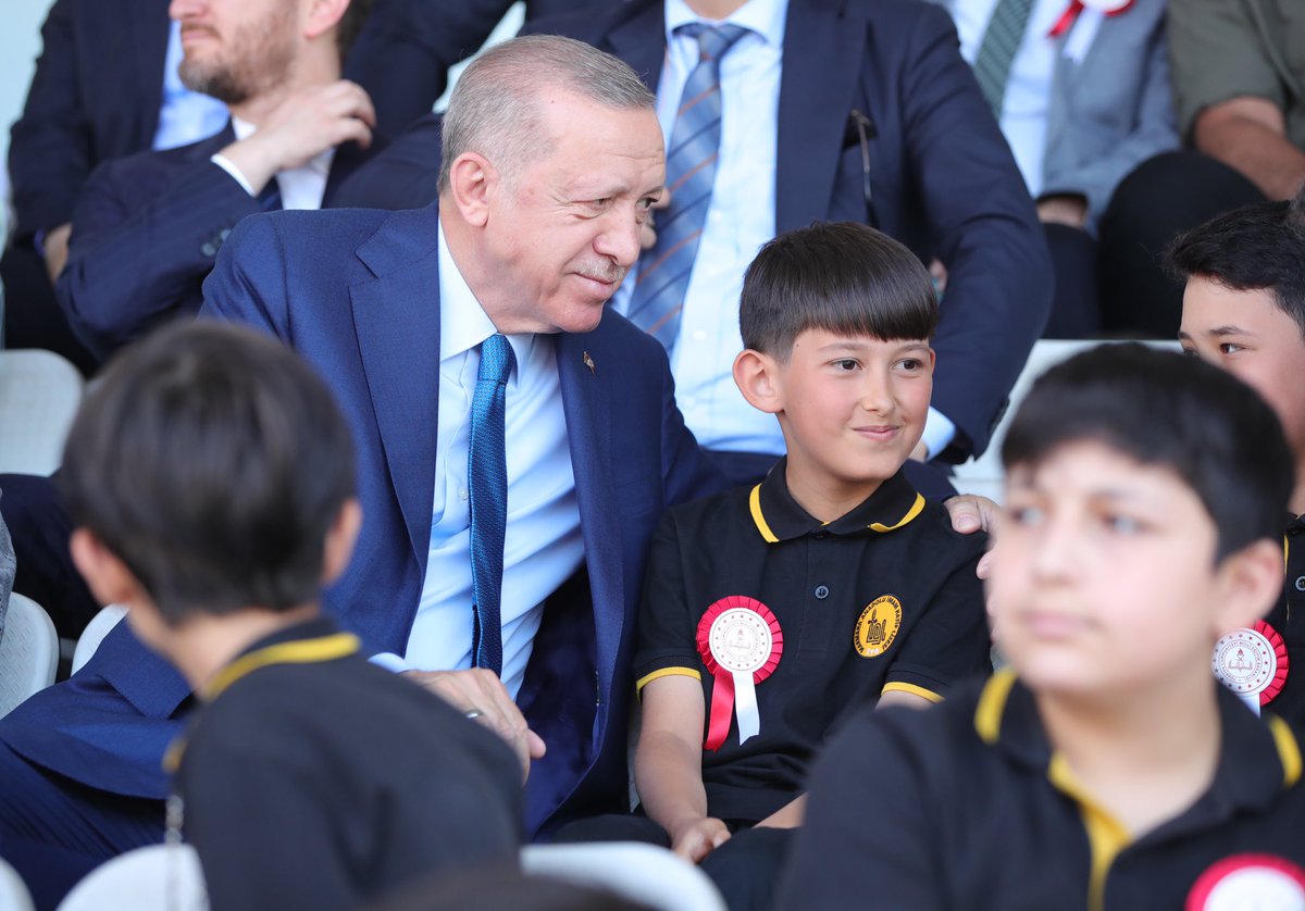 tcbestepe's tweet photo. “Eğitimin kalitesini artırmak, eğitimi yaygınlaştırmak, eğitimde fırsat eşitliğini sağlamak amacıyla çok yönlü bir mücadelenin içindeyiz” https://t.co/H2zSfb41Ai https://t.co/VF8NXTIw8k
