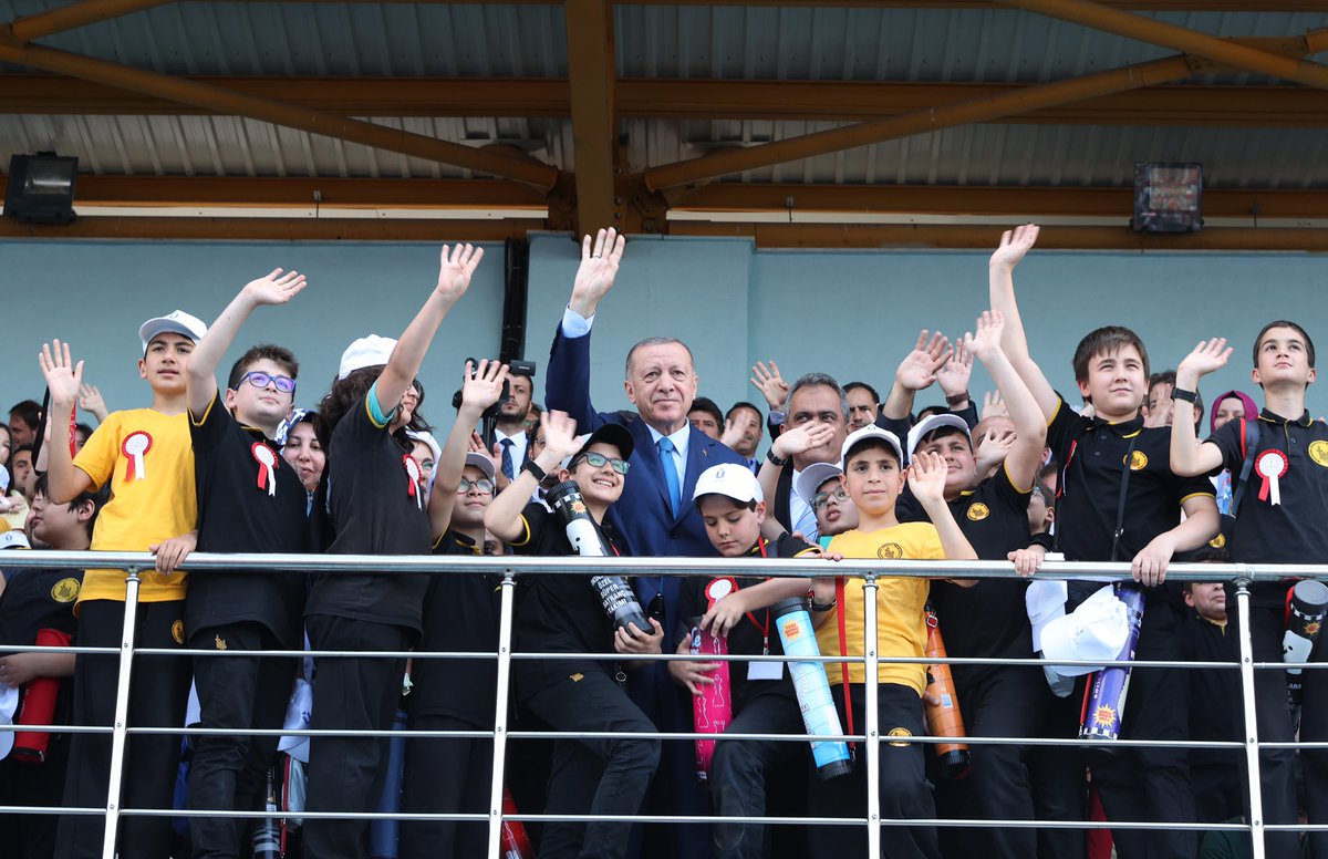 tcbestepe's tweet photo. “Eğitimin kalitesini artırmak, eğitimi yaygınlaştırmak, eğitimde fırsat eşitliğini sağlamak amacıyla çok yönlü bir mücadelenin içindeyiz” https://t.co/H2zSfb41Ai https://t.co/VF8NXTIw8k