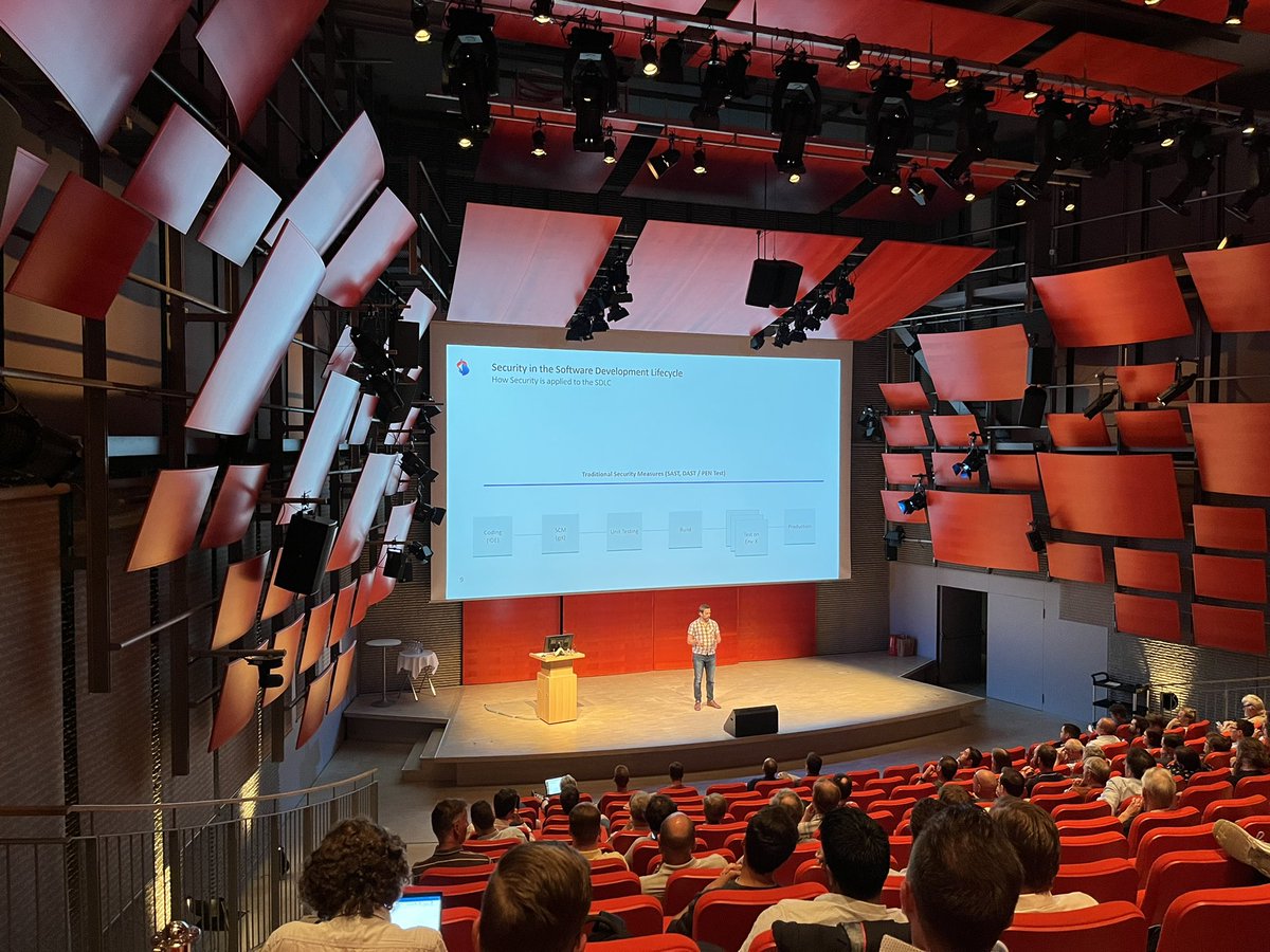 simonbutscher's tweet photo. Danke Flo für die top Präsentation ✌️👌👏 #BATBern47 @BATbern @Swisscom_Dev https://t.co/ZkG21zqEqw
