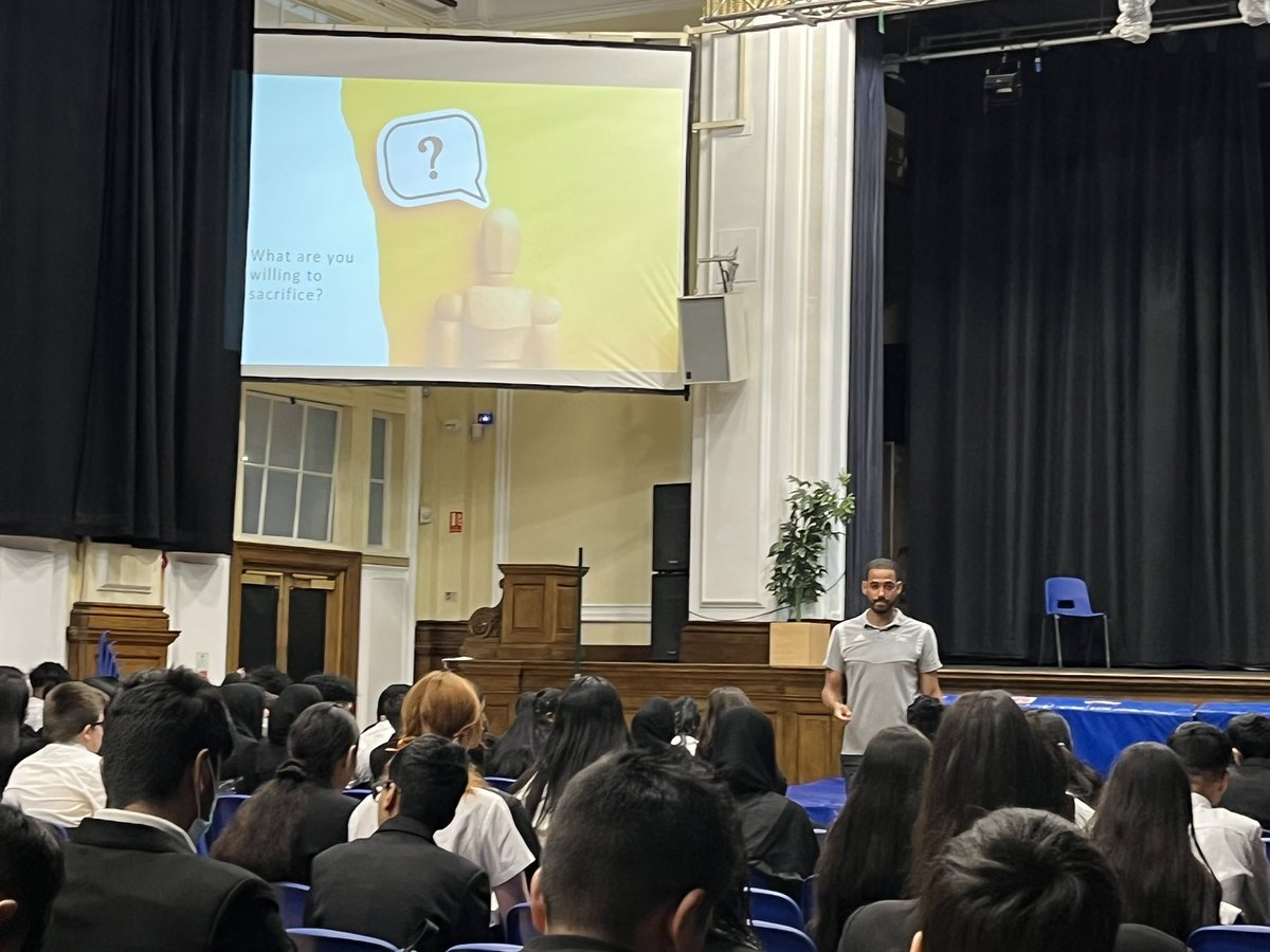 MrsSpalding's tweet photo. Another smashing assembly @BemroseSchool. This time @MistaMintoPE speaking about recovering from injury, sacrifice and being the best version of ourselves #rolemodel 👏👏👏 https://t.co/EZvpOj5Ctx