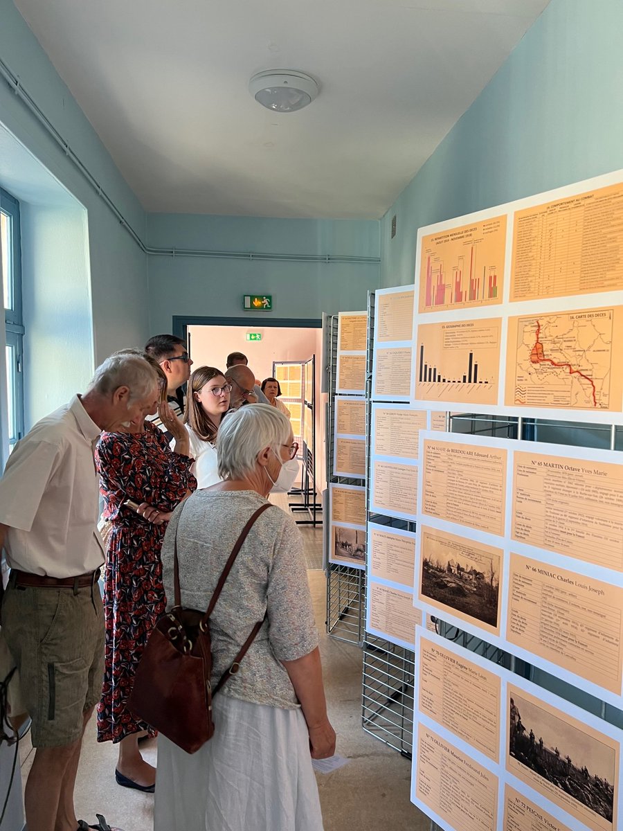college_Vercel's tweet photo. Centenaire du monument aux morts des élèves et personnels morts en 14-18. Un devoir de mémoire que le collège réalise par une exposition sur la vie de chacun d'entre eux faites par les élèves ainsi qu'une  conférence menée par P Beaussier, enseignant. @villededinan @DAACBretagne https://t.co/pGusPKcxEf