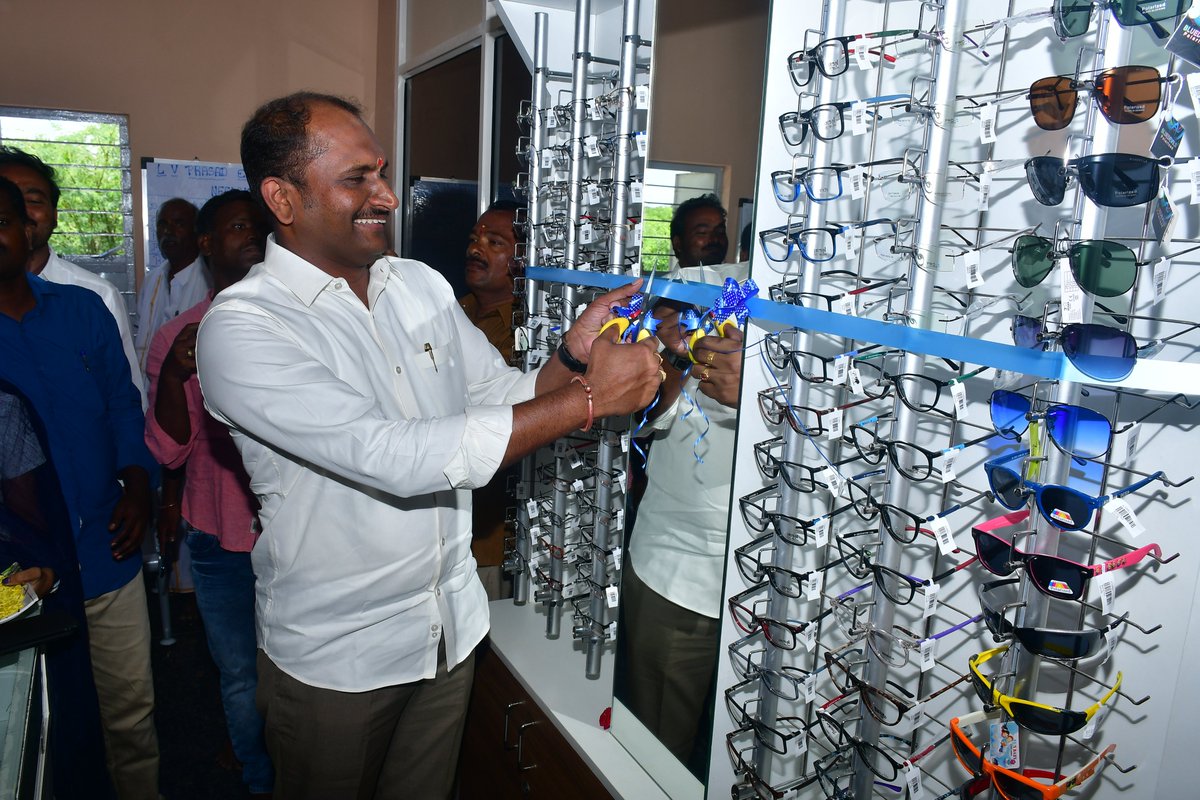 lvprasadeye's tweet photo. โจ#VisionCentre inaugurated in Neelakantapuram village Sri Satya Sai district #AndhraPradesh
Our sincere ๐ to @StanChartIN for the capital support & the local Gram Panchayat & Sri N Raghuveera Reddy garu for the rent-free premises
#LVPEI network now has 234 Vision Centres https://t.co/SEgbmRWa5b