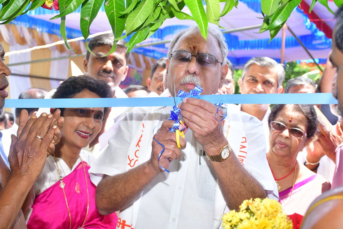 lvprasadeye's tweet photo. โจ#VisionCentre inaugurated in Neelakantapuram village Sri Satya Sai district #AndhraPradesh
Our sincere ๐ to @StanChartIN for the capital support & the local Gram Panchayat & Sri N Raghuveera Reddy garu for the rent-free premises
#LVPEI network now has 234 Vision Centres https://t.co/SEgbmRWa5b