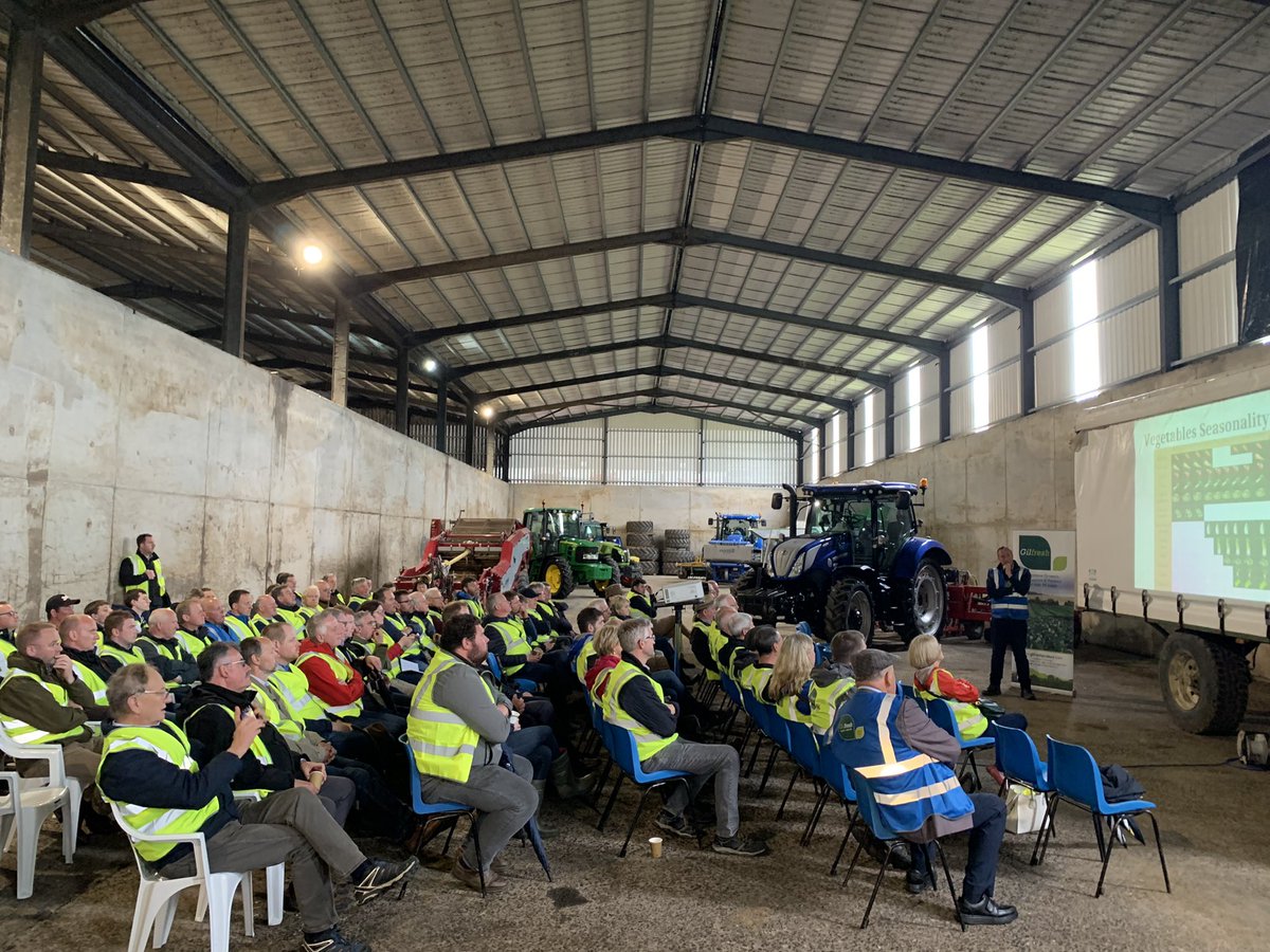 Impressive set up at <a href="/GilfreshProduce/">Gilfresh Produce</a> this morning on the <a href="/itlusie/">ITLUS</a> <a href="/UlsterArable/">UlsterArableSociety</a> Summer Tour. AD, vegetables and plenty of machinery!