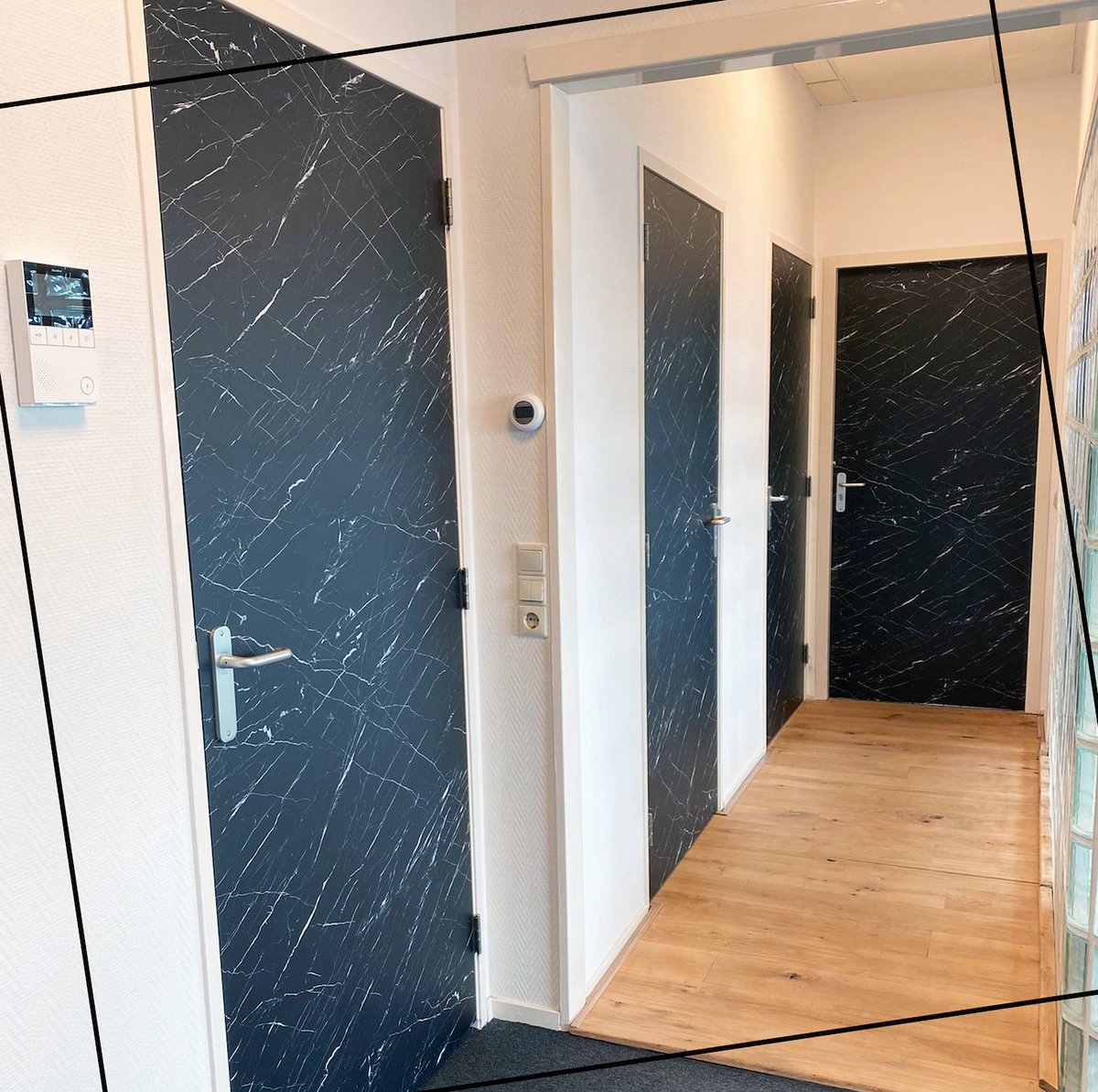 Goosprintensign's tweet photo. Zei iemand #marmer-look? 😍 Wat een waanzinnig eindresultaat na het #wrappen van deze kantoordeuren. Geef jouw werkplek een compleet nieuwe look met onze diverse interieur folies. https://t.co/UBNlasIvXD
