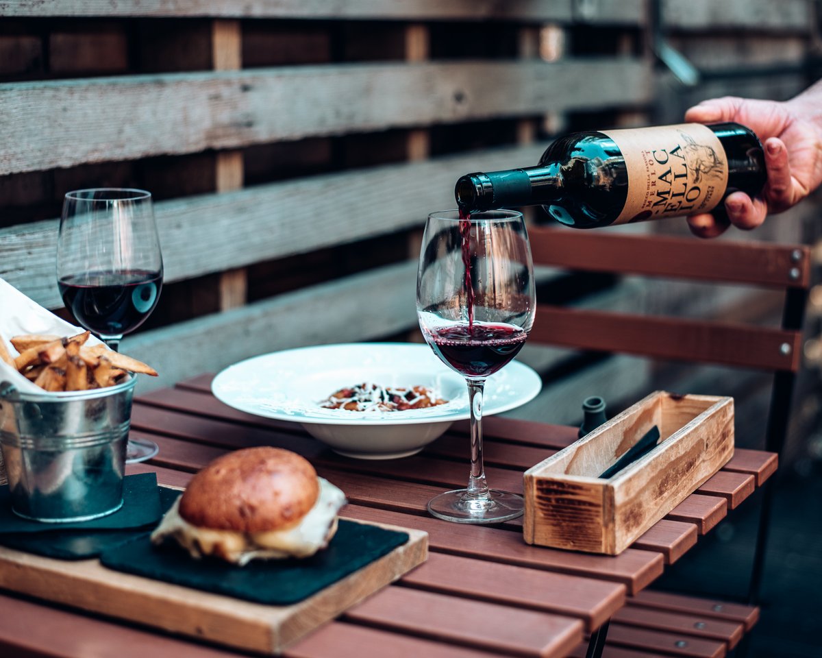 ☀️It's definitely time to enjoy our back garden at lunch time! Come enjoy the sunny days at Macellaio Exmouth Market, the perfect place for a quick relaxing lunch 😋 Book now here macellaiorc.com/exmouth-market #macellaiorc #exmouthmarket #clerkenwell #lunchbreak