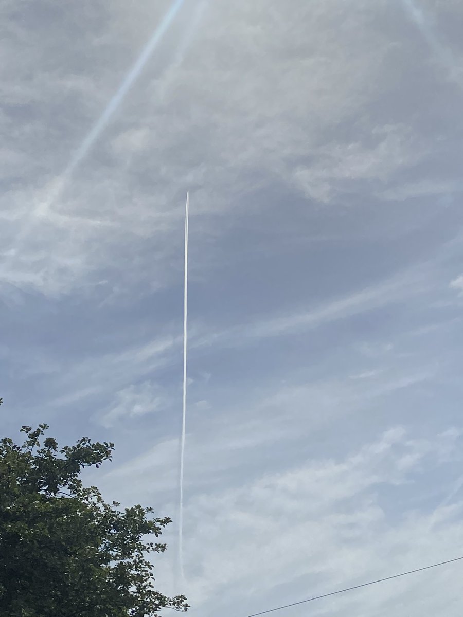 DaybruceG's tweet photo. What is that flying up so straight? Surely not a plane? https://t.co/KVwjazFRj9