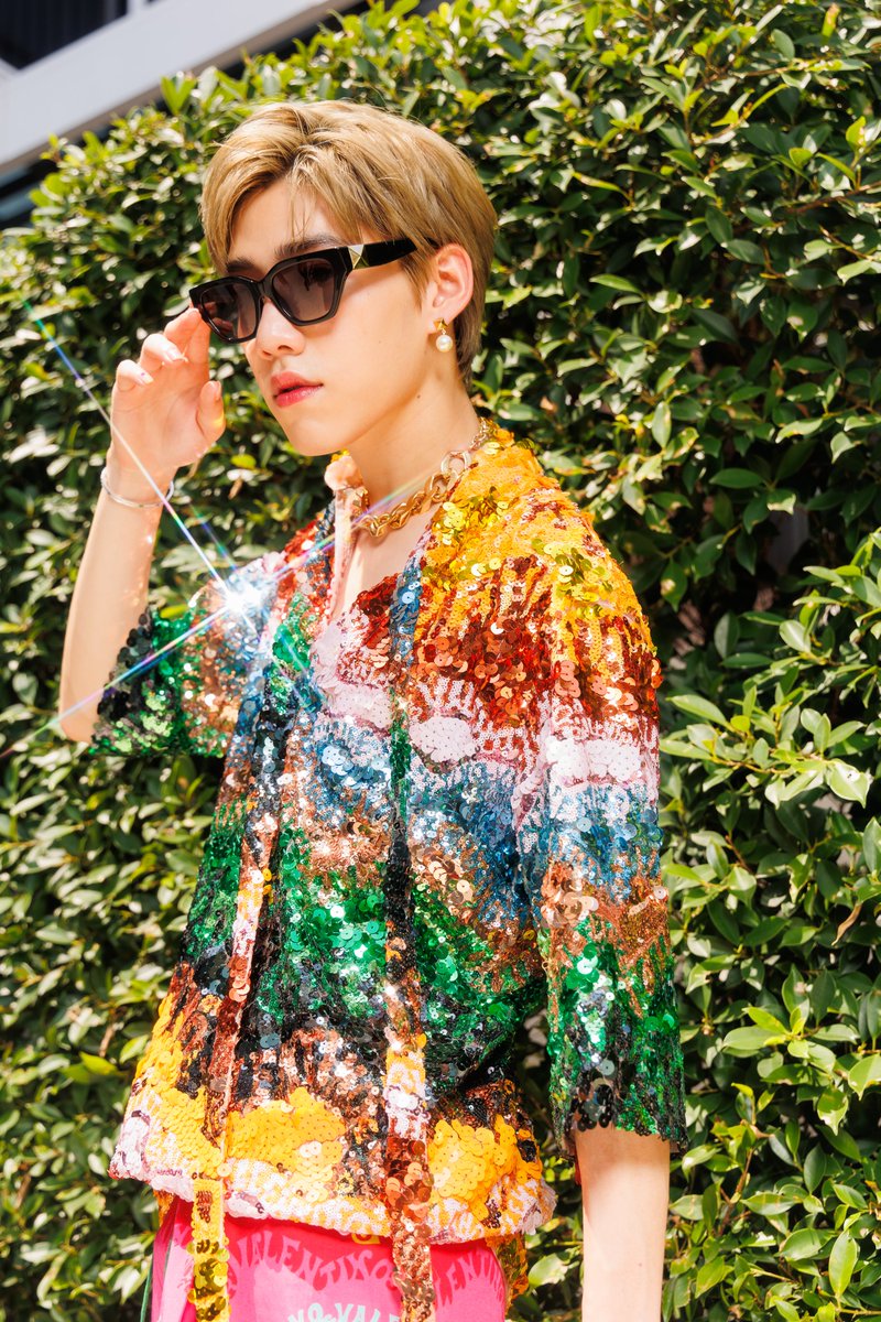 mintmag_th's tweet photo. 😎ความแกลมมันแยงตา! 'พีพี' ในลุคเสื้อลายปักเลื่อม Valentino Waves 1970 พร้อมกางเกงขาสั้นลวดลายสะดุดตาจากคอลเล็กชั่นรับลมร้อนล่าสุด #ValentinoEscape พร้อมชวนแฟนๆไปชม Pop-up แห่งใหม่ในโรงแรม Four Seasons Bangkok ตั้งแต่วันนี้-30 มิ.ย.นี้💚

#VALENTINOGARAVANI
#ppkritt
#MintNews https://t.co/GoG05h3jBm