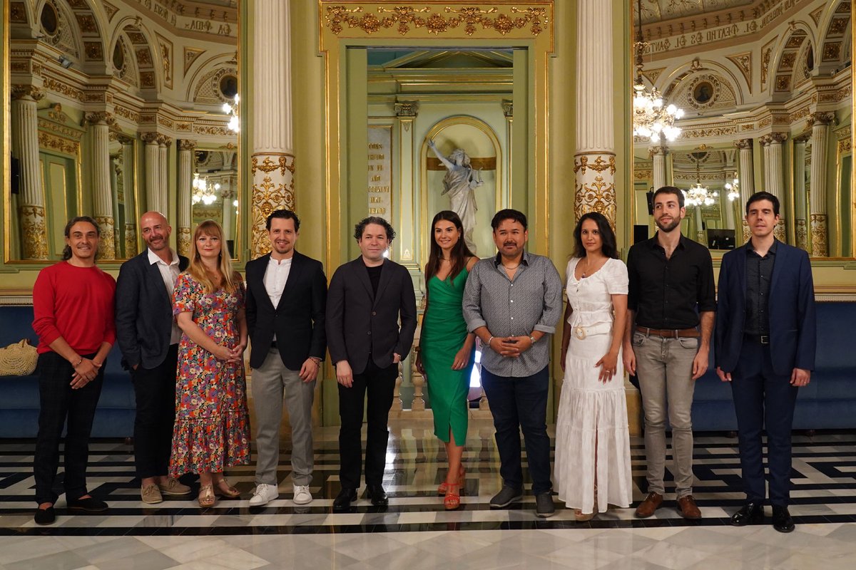 📻 Avui a les 18h:

🔺Entrevistes amb <a href="/monikapianista/">Monika Lao</a> pel seu nou cd i amb <a href="/enricarqui/">ricdenric</a> i Jordi Alsina

🔺Us presentem la 34a edició del <a href="/MercatMusicaVic/">MMVV</a> 

🔺La producció de 'La flauta màgica' dirigida per <a href="/GustavoDudamel/">Gustavo Dudamel</a> al <a href="/Liceu_cat/">Gran Teatre del Liceu</a>

En directe!

📲 catmusica.cat