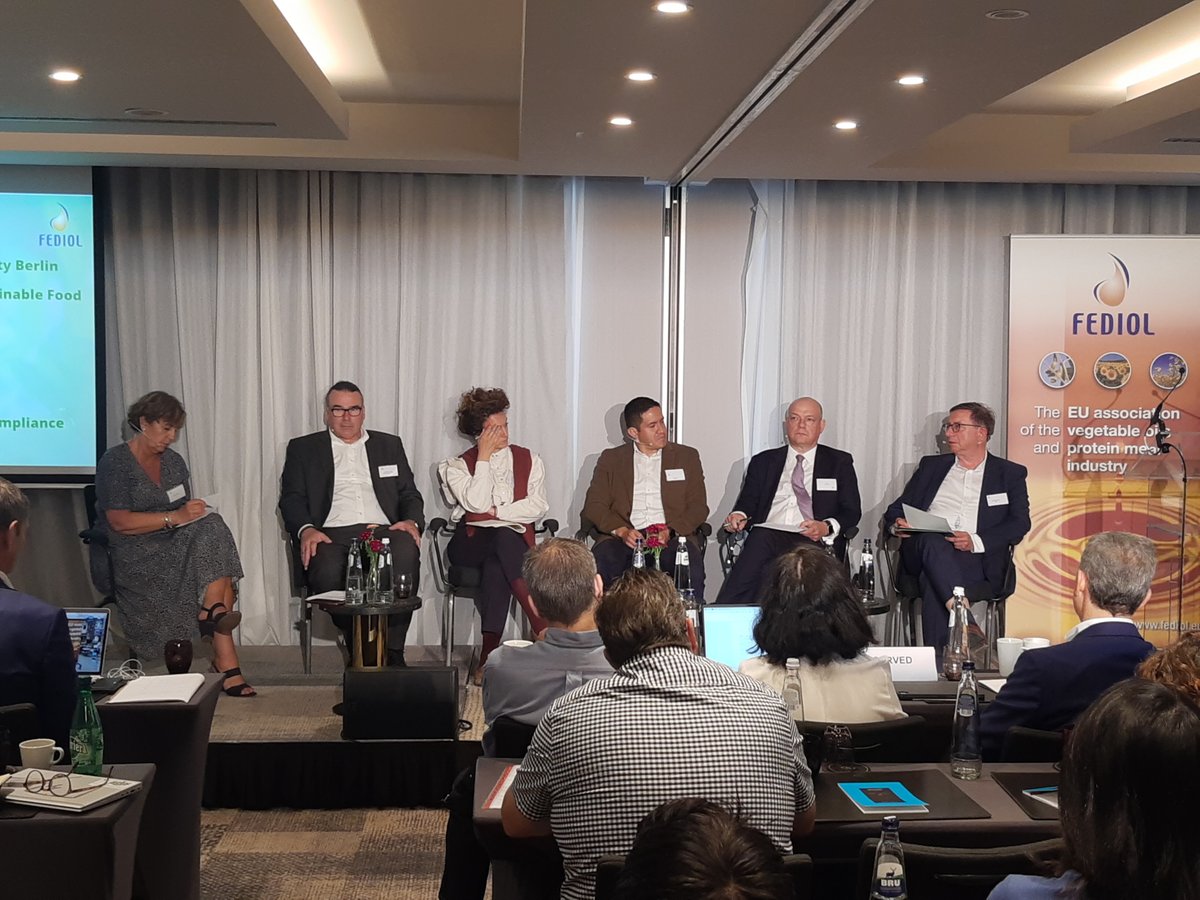 FEDIOL_EU's tweet photo. In the panel discussion N.Major of #GFLI reminds us that #PEF approach is "complicated but instrumental in raising awareness".
"For our #PEFCR study we had to struggle & make compromises to be as much PEF compliant as possible" continues S.Ghekiere of @FEDIOL_EU #FEDIOL2022GA https://t.co/IF5Rl9irjo
