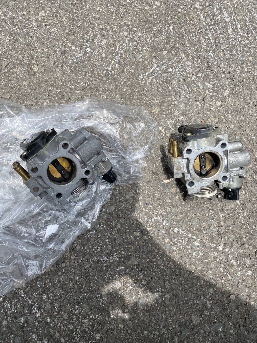 yamatoku2236's tweet photo. ゼストが暖気中にエンストしてしまうとの症状で入庫！

原因はスロットルボディの故障でした🤔

周りのホースやカップラなど外していき、部品自体は4本のボルトで固定されていて、割と簡単に交換できました👍

#ゼスト
#je2 
#エンスト 
#スロットルボディ 
#故障 https://t.co/BnAcjQvg9p