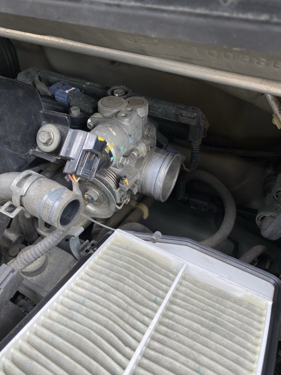 yamatoku2236's tweet photo. ゼストが暖気中にエンストしてしまうとの症状で入庫！

原因はスロットルボディの故障でした🤔

周りのホースやカップラなど外していき、部品自体は4本のボルトで固定されていて、割と簡単に交換できました👍

#ゼスト
#je2 
#エンスト 
#スロットルボディ 
#故障 https://t.co/BnAcjQvg9p