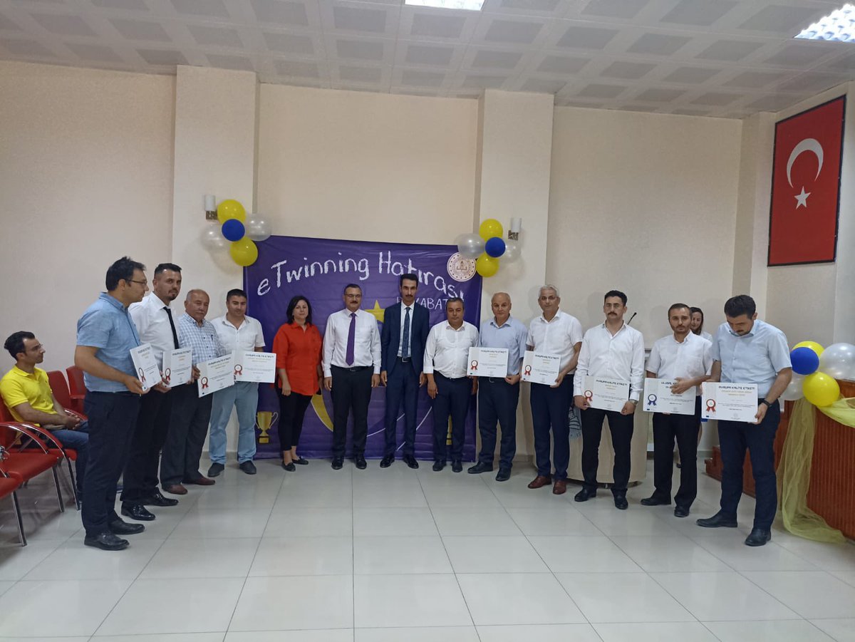 mbahary's tweet photo. Boyabat eTwinning kalite etiketi töreni 🧿  @Boyabatmem @YLDZercan1957 @sinopilmem https://t.co/oixEC7ykTu