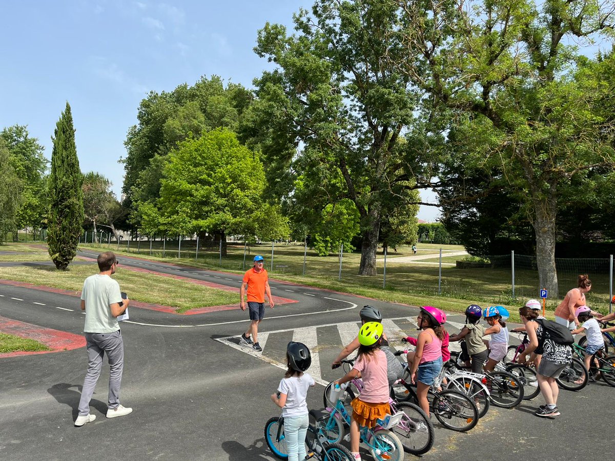 usep17's tweet photo. Journée USEP vélo à #Saintes pour les écoles Saintaises. 
🚴‍♀️16/06 : 250 élèves des cycles 2 et 3
Validation du bloc 3 et délivrance de l'attestation du #SRAV. 
@DSDEN17 @departement17 @cpdeps17 @usepnationale @UFOLEP @Casden_BP @brunoDRAPRON @groupe_mgen https://t.co/d7aZFpXmJa