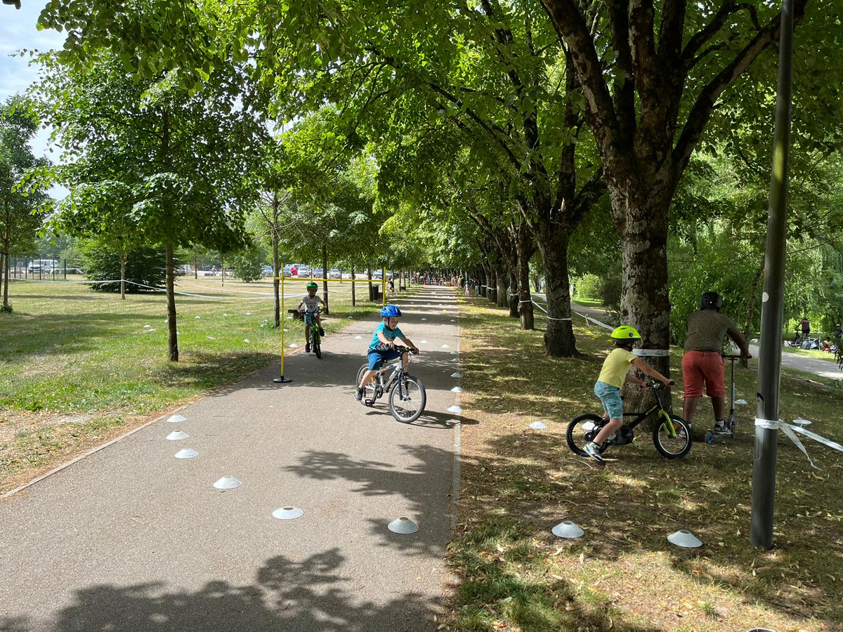 usep17's tweet photo. Journée USEP vélo à #Saintes pour les écoles Saintaises. 
🚴‍♀️16/06 : 250 élèves des cycles 2 et 3
Validation du bloc 3 et délivrance de l'attestation du #SRAV. 
@DSDEN17 @departement17 @cpdeps17 @usepnationale @UFOLEP @Casden_BP @brunoDRAPRON @groupe_mgen https://t.co/d7aZFpXmJa