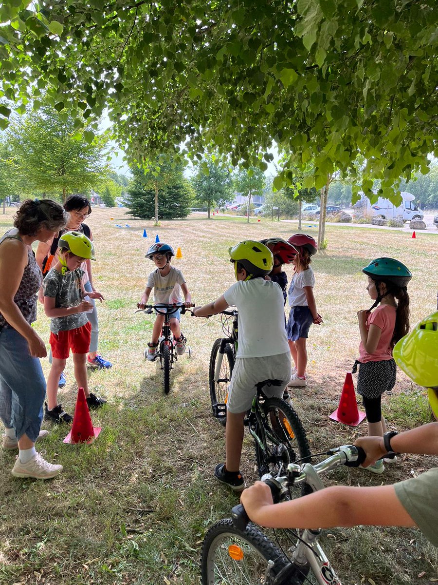 usep17's tweet photo. Journée USEP vélo à #Saintes pour les écoles Saintaises. 
🚴‍♀️16/06 : 250 élèves des cycles 2 et 3
Validation du bloc 3 et délivrance de l'attestation du #SRAV. 
@DSDEN17 @departement17 @cpdeps17 @usepnationale @UFOLEP @Casden_BP @brunoDRAPRON @groupe_mgen https://t.co/d7aZFpXmJa
