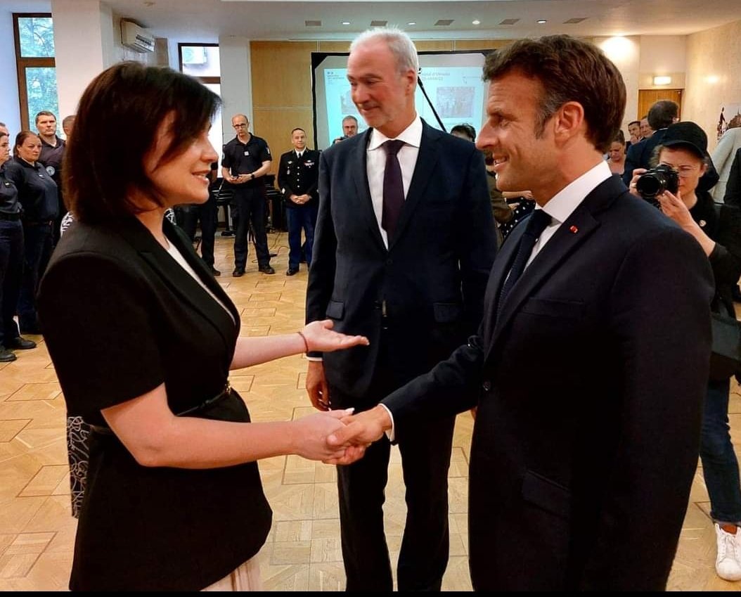 EdePoncins's tweet photo. Hier dans les locaux de l'Ambassade, le Président @EmmanuelMacron a salué la Procureure générale d'#Ukraine Mme Venedictova. Il a rencontré les experts de la Gendarmerie 🇫🇷 qui appuient les enquêteurs 🇺🇦 pour les investigations des crimes de guerre commis par l'agresseur 🇷🇺. https://t.co/LXXKnIdvUd